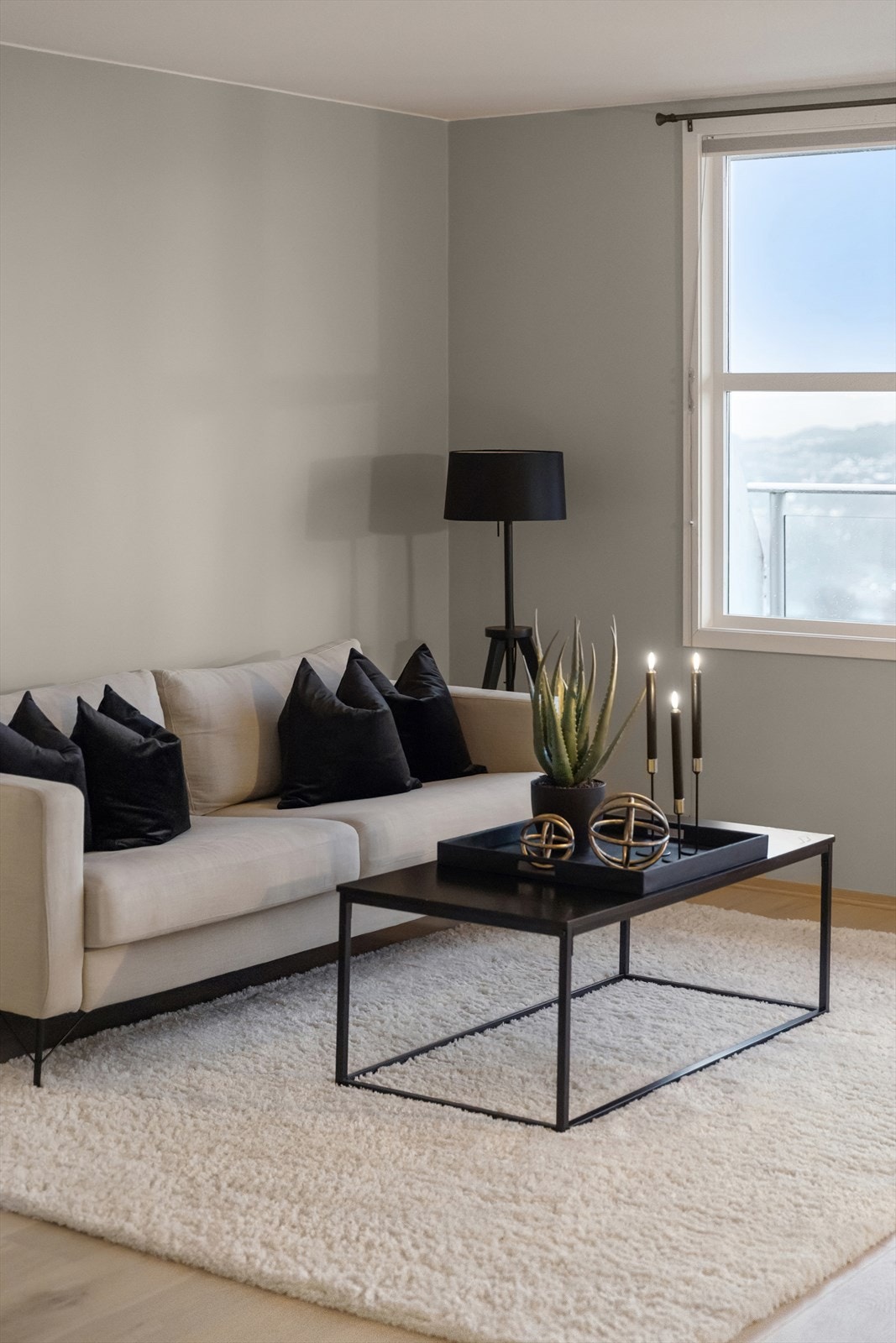 Sett deg ned og nyt utsikten mot byfjorden fra egen stue. Galleribilde