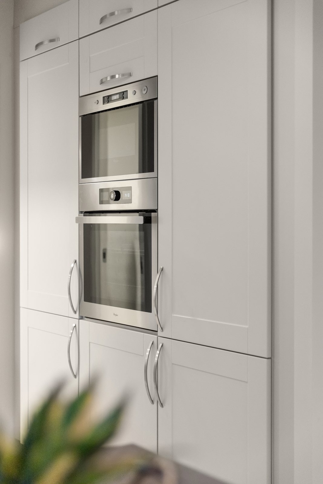 Integrert Whirlpool stekeovn og mikrobølgeovn i matchende stil Galleribilde