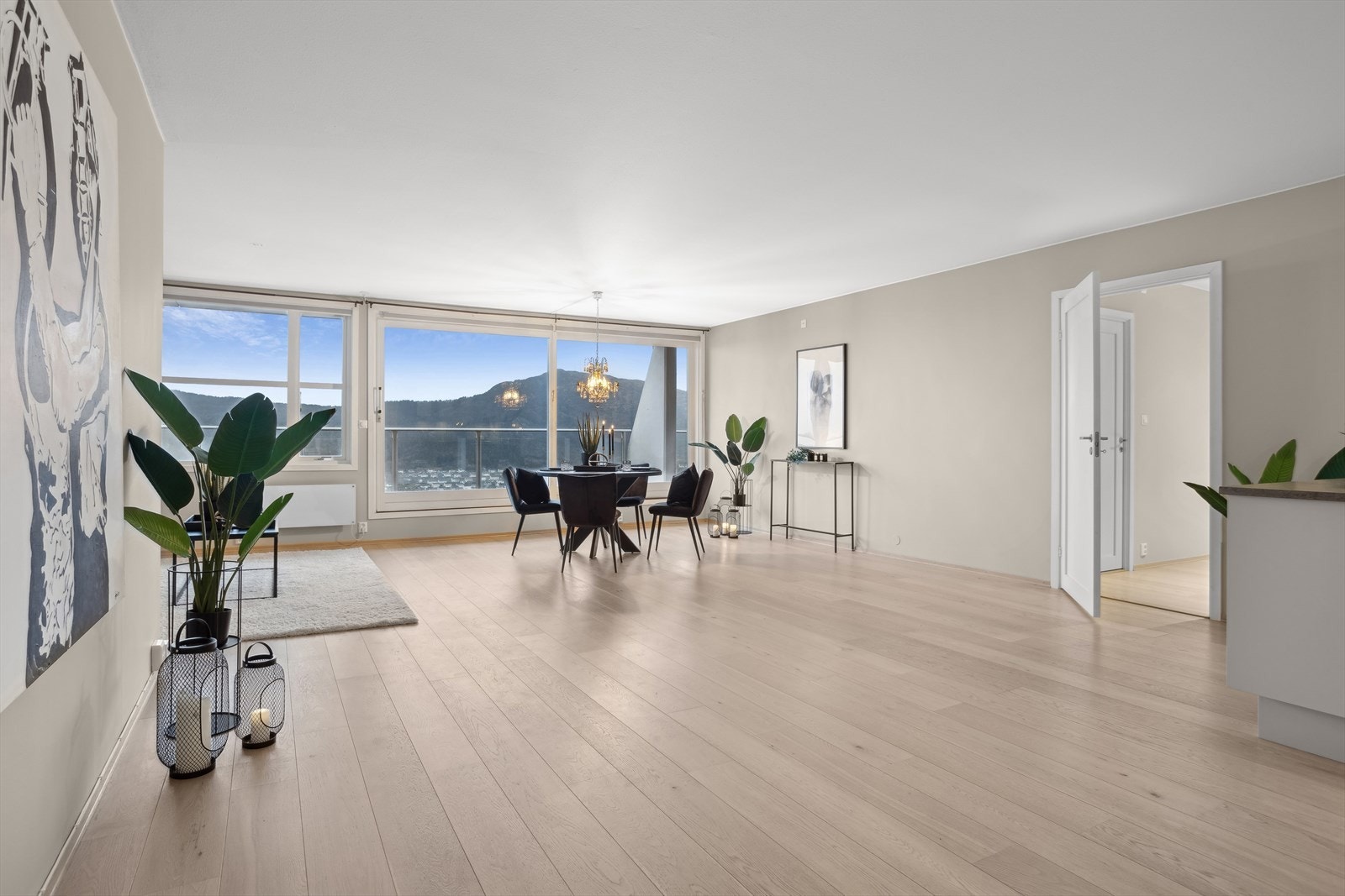 Sjekk den usikten! Dette ønsker deg velkommen i det du trer inn i stue/kjøkkenløsningen på hele 56,3 kvm! Galleribilde