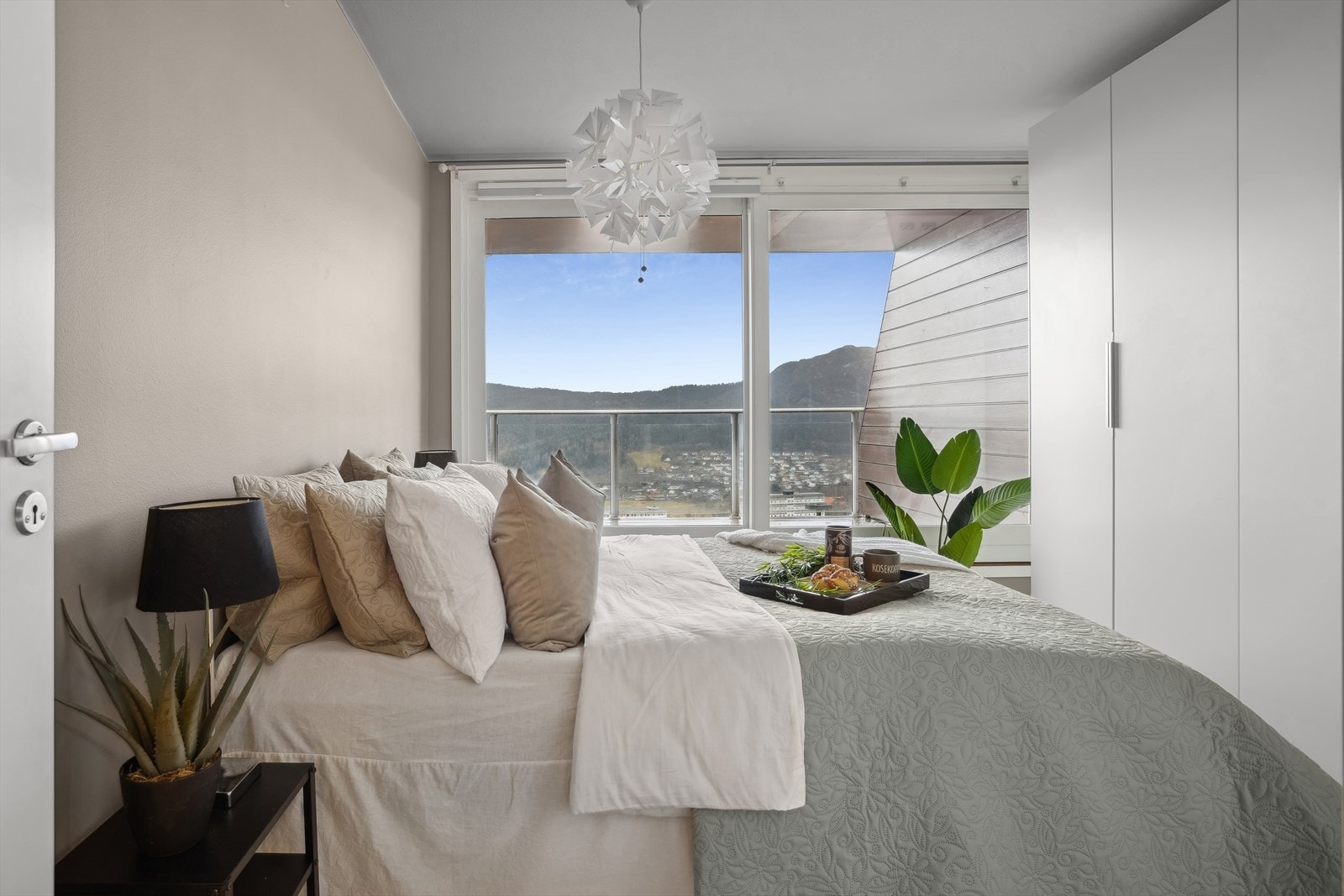 Et godt rom på 13,1 m² hvor det er plass til stor seng, nattbord på begge sider, oppbevaring på rom i tillegg til egen balkong dør Galleribilde