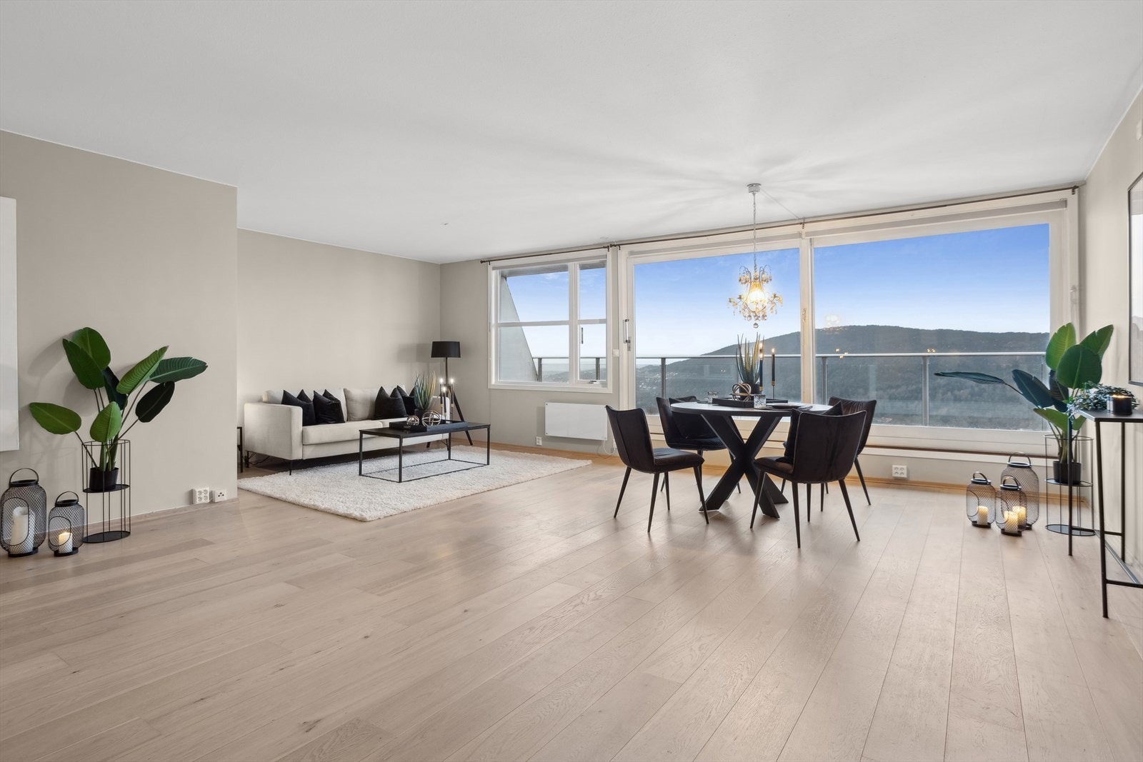 Her har man så mye gulvareal at en kan ha oppmot 4 naturlige oppholdssoner uten at dette blir trangt. Galleribilde