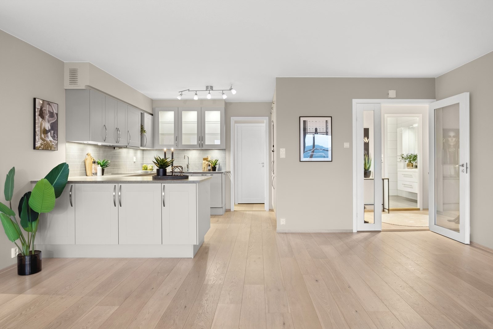 Kjøkkenets u-form holder det åpent, og samtidig avgrenset fra gjestene i stuen Galleribilde