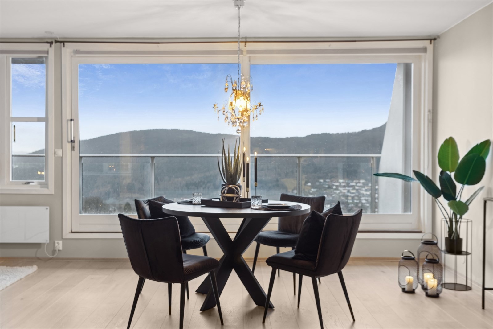 Spis middag med familien mens du ser på solnedgangen i horisonten. Galleribilde