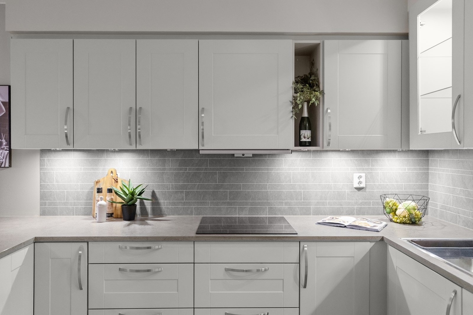 Mekanisk avtrekk over platetoppen og absolutt et kjøkken med mye lagringsplass! Galleribilde