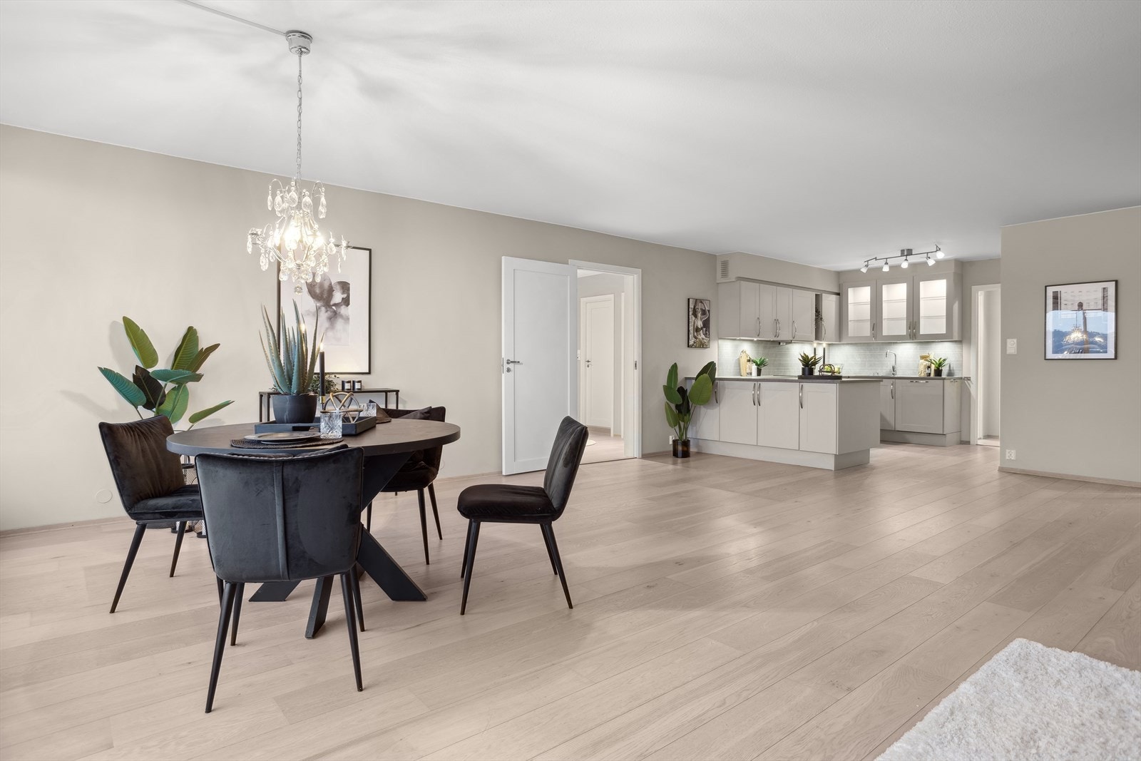 Vi beveger oss fra stue inn mot Master avdelingen på leiligheten Galleribilde