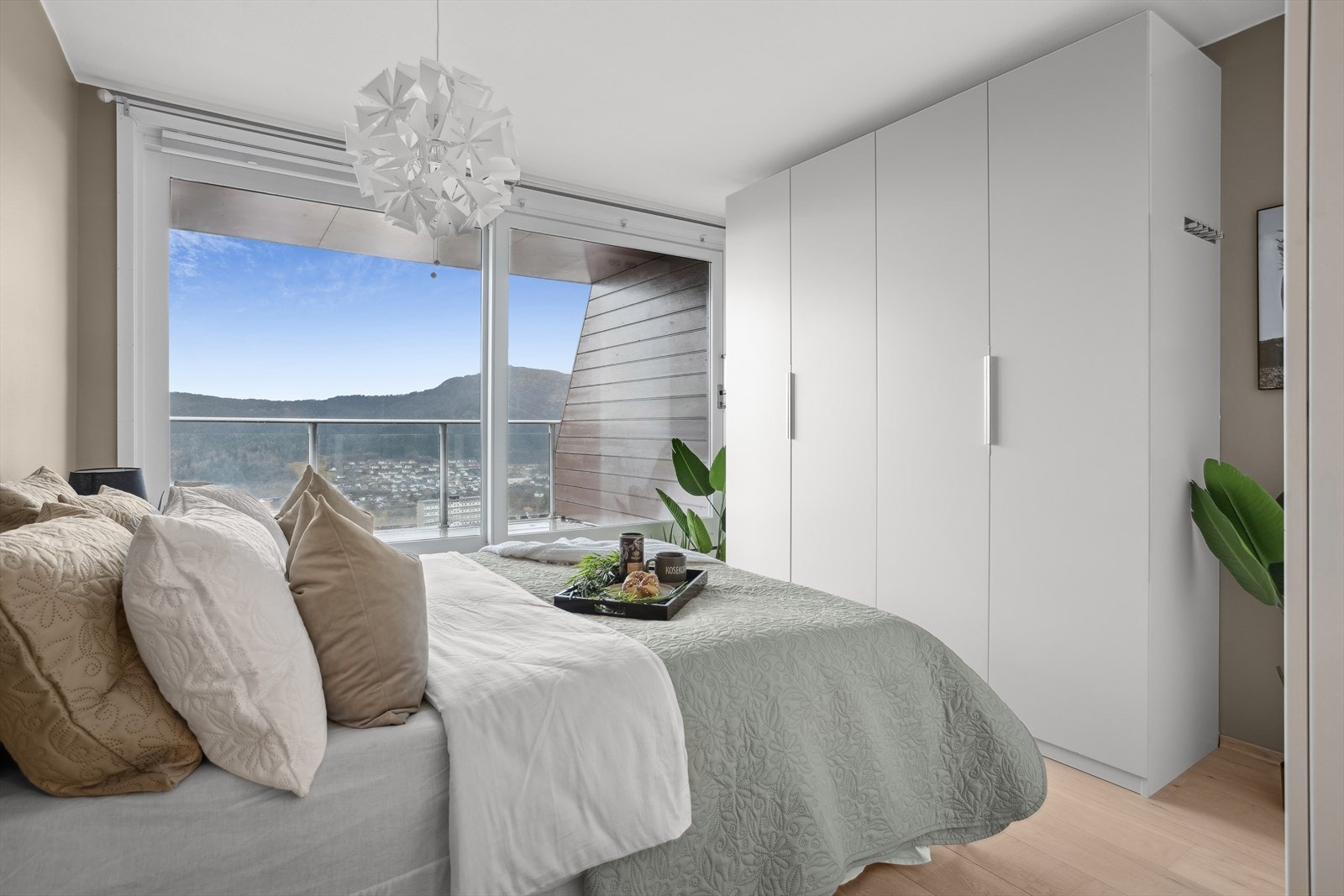 Fra Master soverommet kan du våkne med solstråler i øynene, ta på deg morgenkåpen og rusle rett ut på balkongen med kaffekoppen. Galleribilde