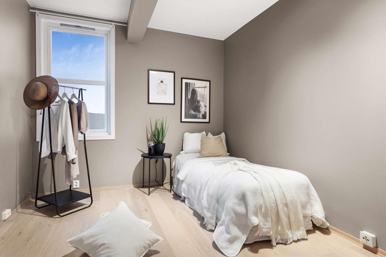 Soverom 1 rett i underkant av 9 m². En lav kommode kan settes inn så du fortsatt får beholdt utsikten. Galleribilde