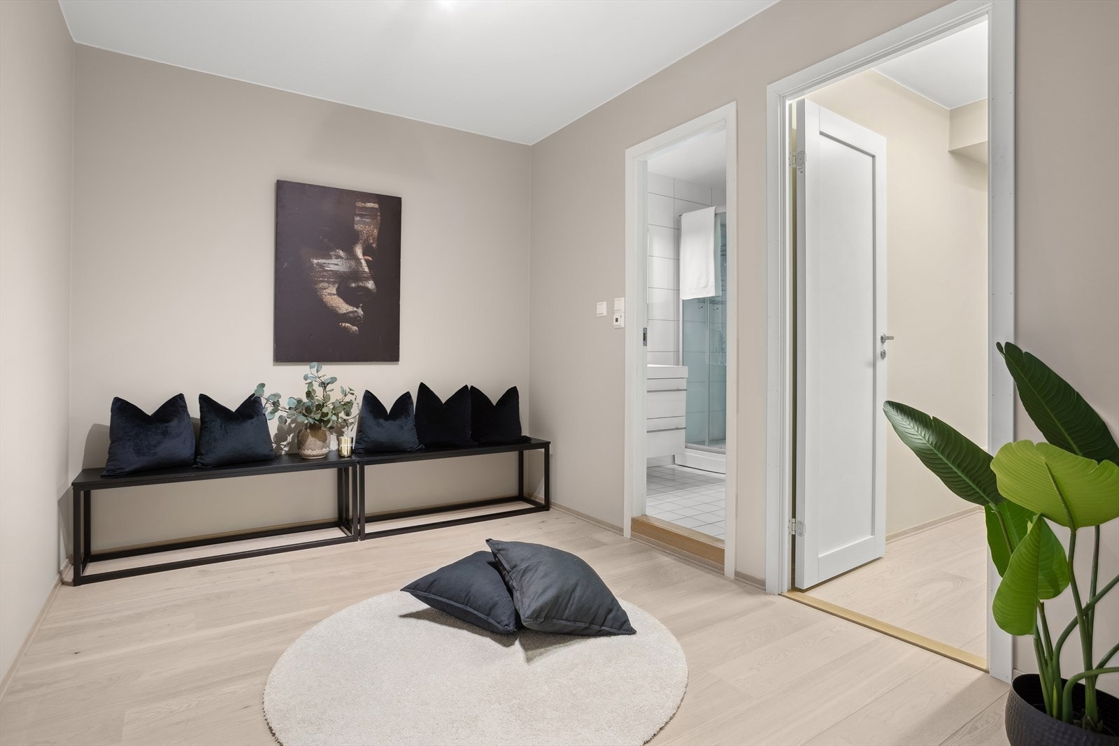 Denne del av leiligheten har Master soverom, påkledning/mellom rom, eget baderom på venstre- og walk-in på høyre side. Galleribilde