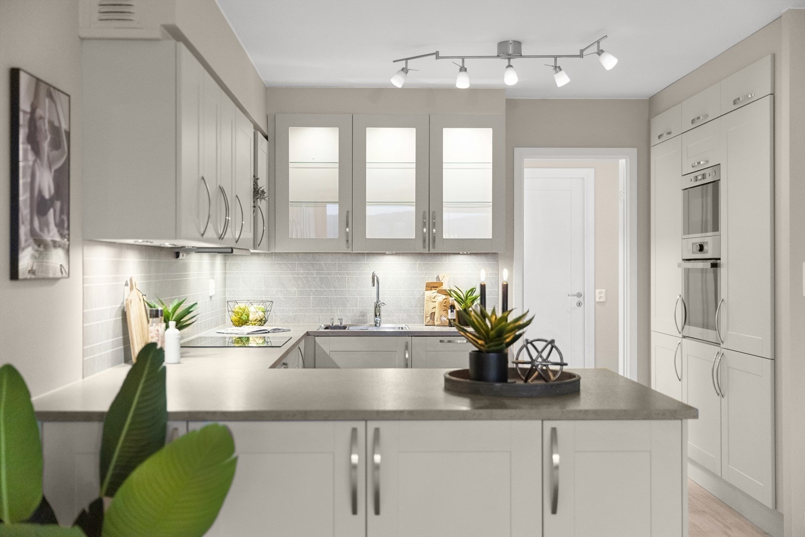 Store dører med integrert kjøl- og fryseskap. Oppvaskmaskin er selvfølgelig også integrert til høyre for vasken. Galleribilde