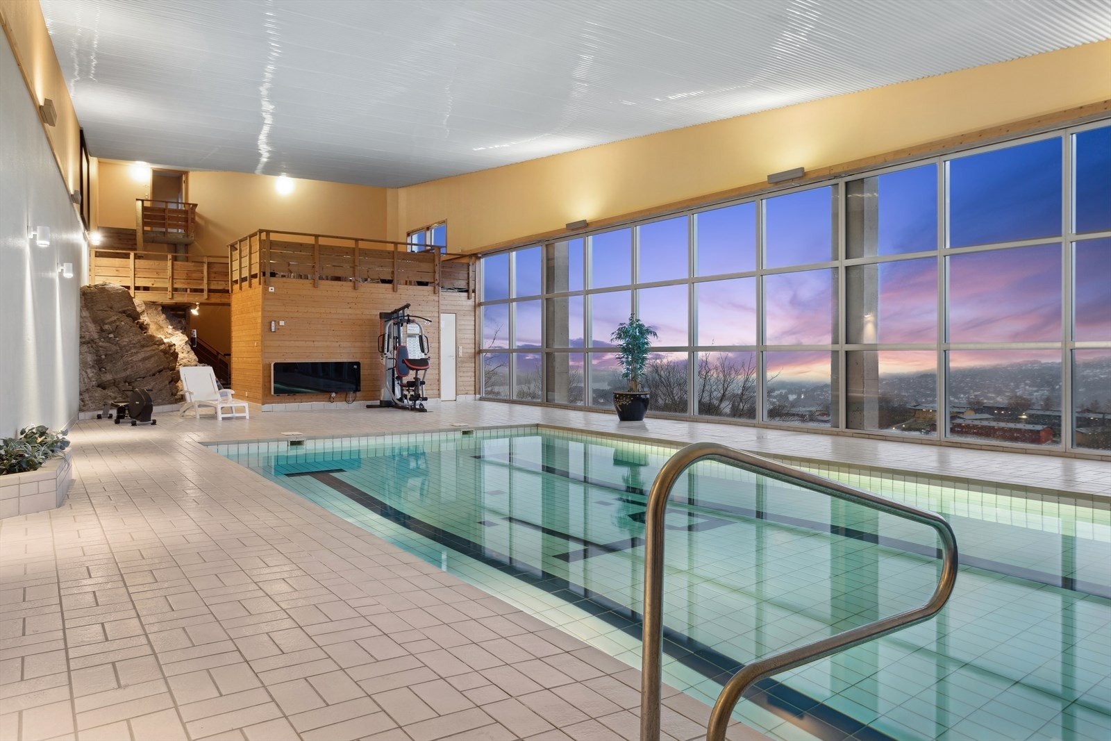 Bassengområde, dusjer, garderober, treningsapparater og... Galleribilde