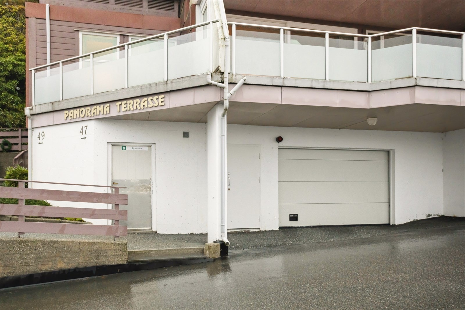 Garasjeportåpner gjør at du slipper å gå ut av bilen når det pøsregner! Galleribilde