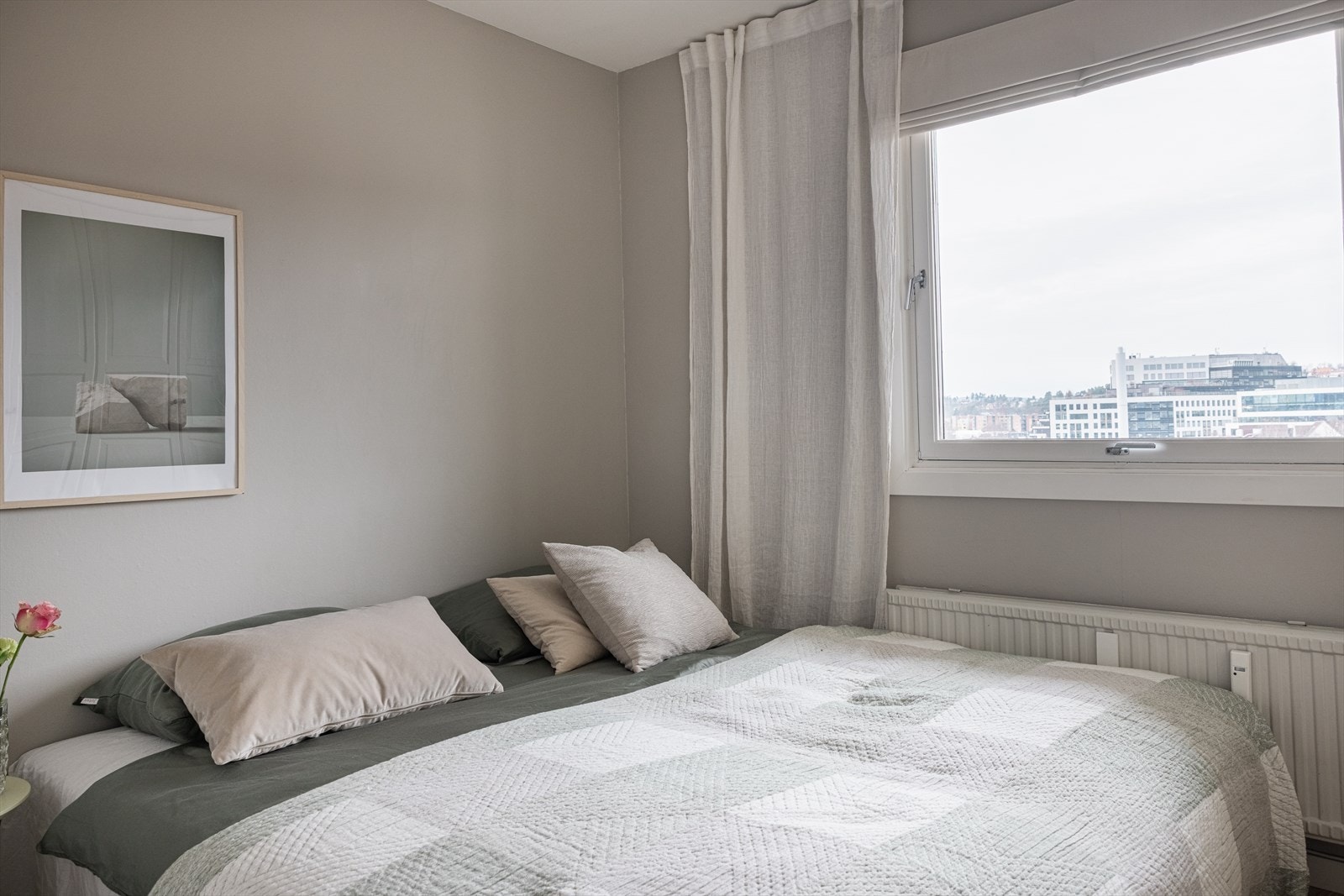 Lyst soverom med plass til dobbeltseng og garderobe. Galleribilde