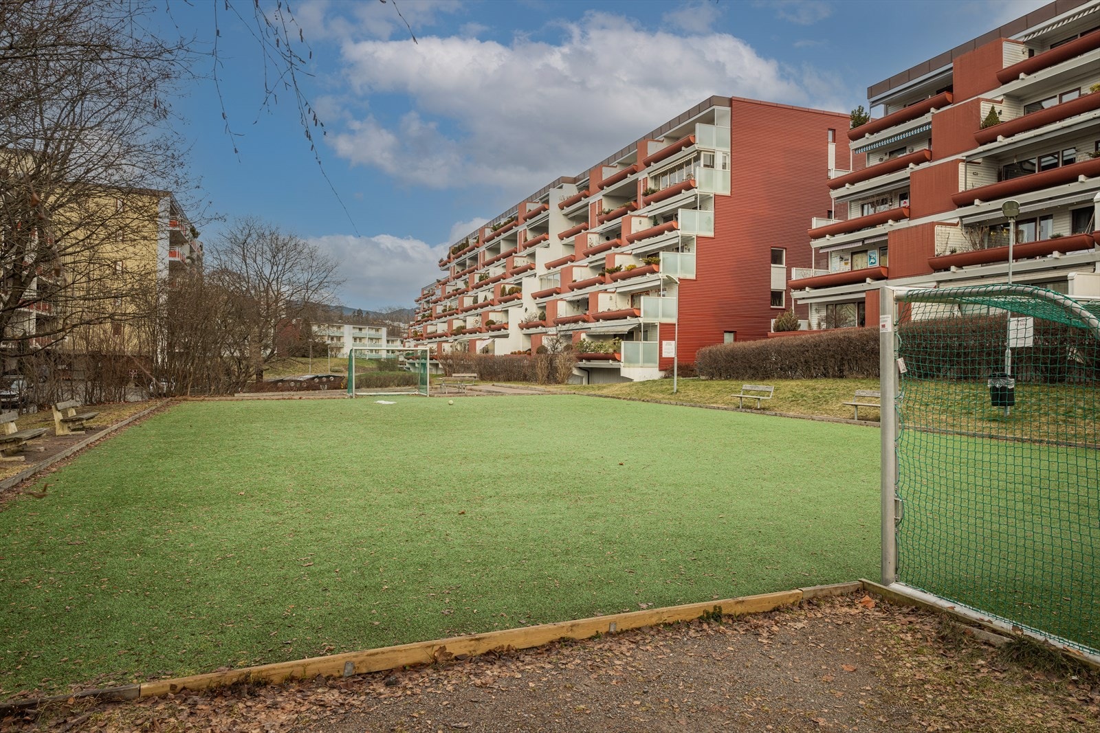 Borettslaget har tilrettelagt for uteaktiviteter for barn, blant annet med en ballplass. Galleribilde