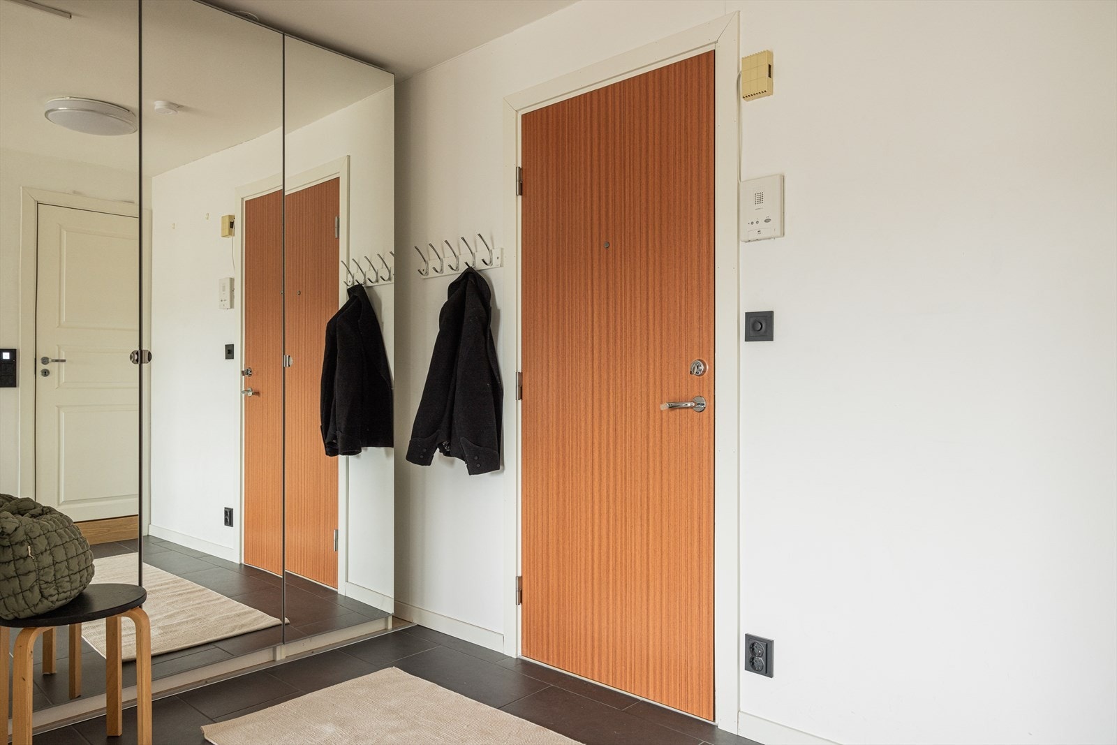 Entré/gang med stor garderobe for yttertøy og sko. Galleribilde