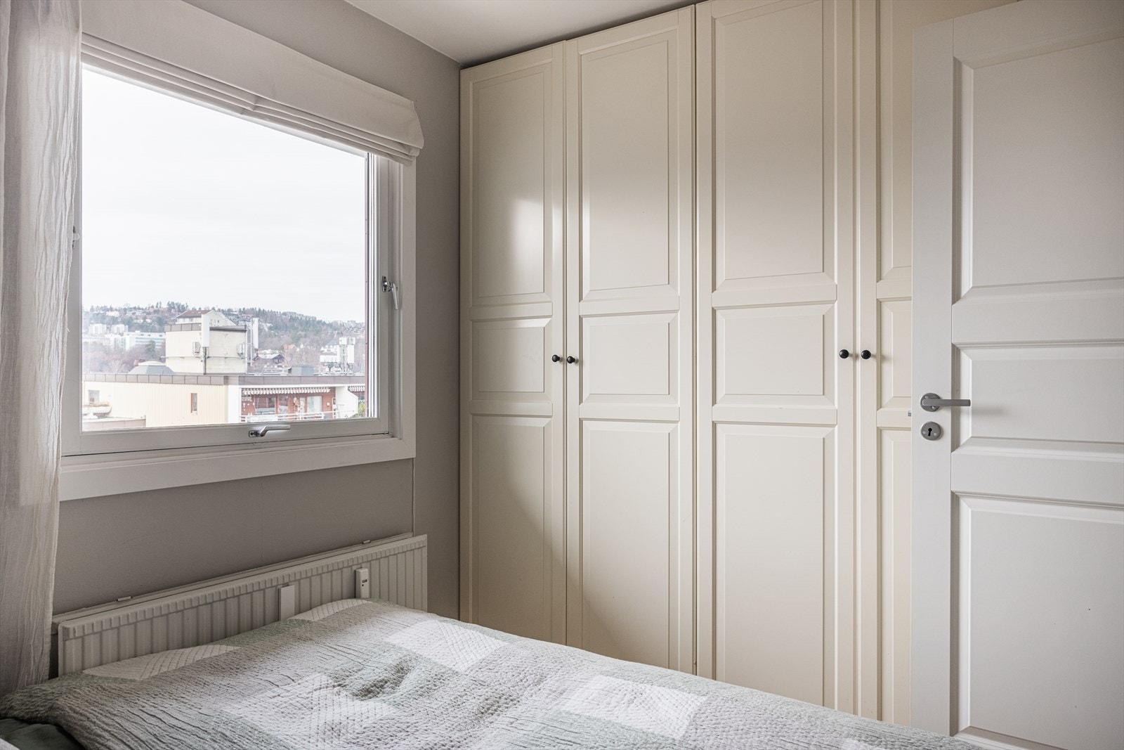 Stor og praktisk garderobe. Galleribilde