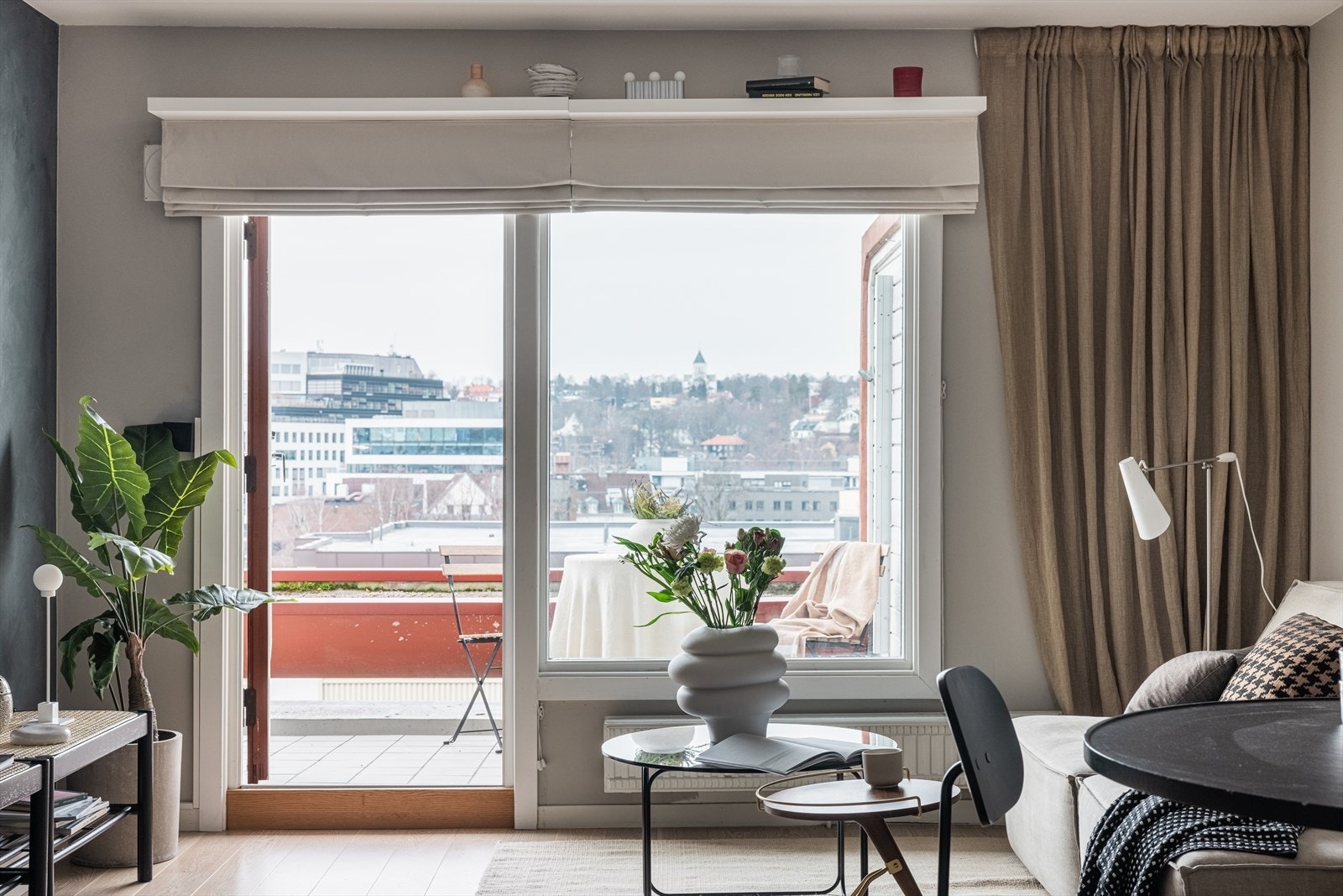 Leiligheten ligger høyt og fritt i 4. etasje med nydelig utsikt. Galleribilde