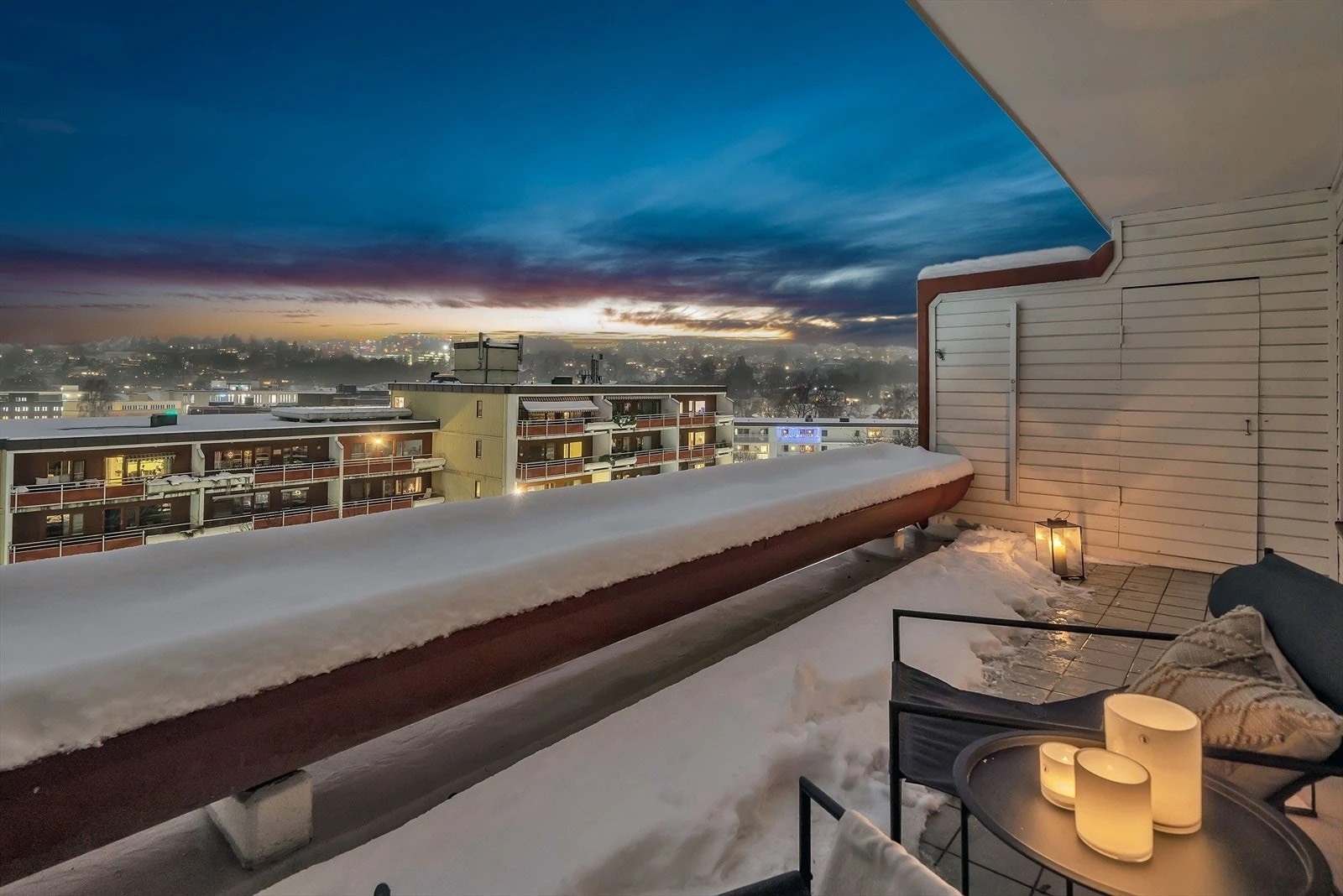 Leilighetens store høydepunkt er en stor, frittliggende, vestvendt terrasse med svært gode solforhold og flott utsikt. Galleribilde