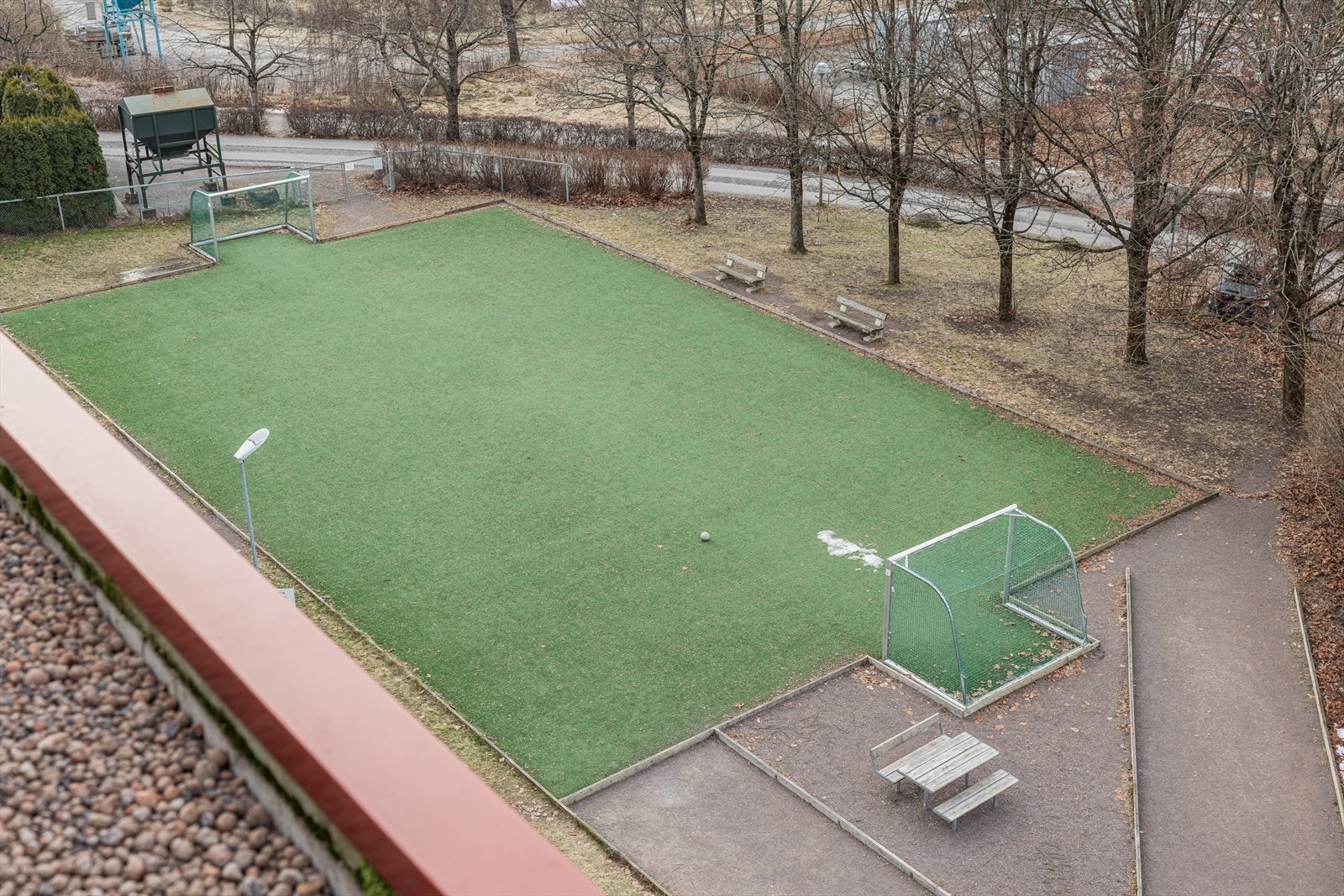 Borettslaget har tilrettelagt for uteaktiviteter for barn, blant annet med en ballplass. Galleribilde