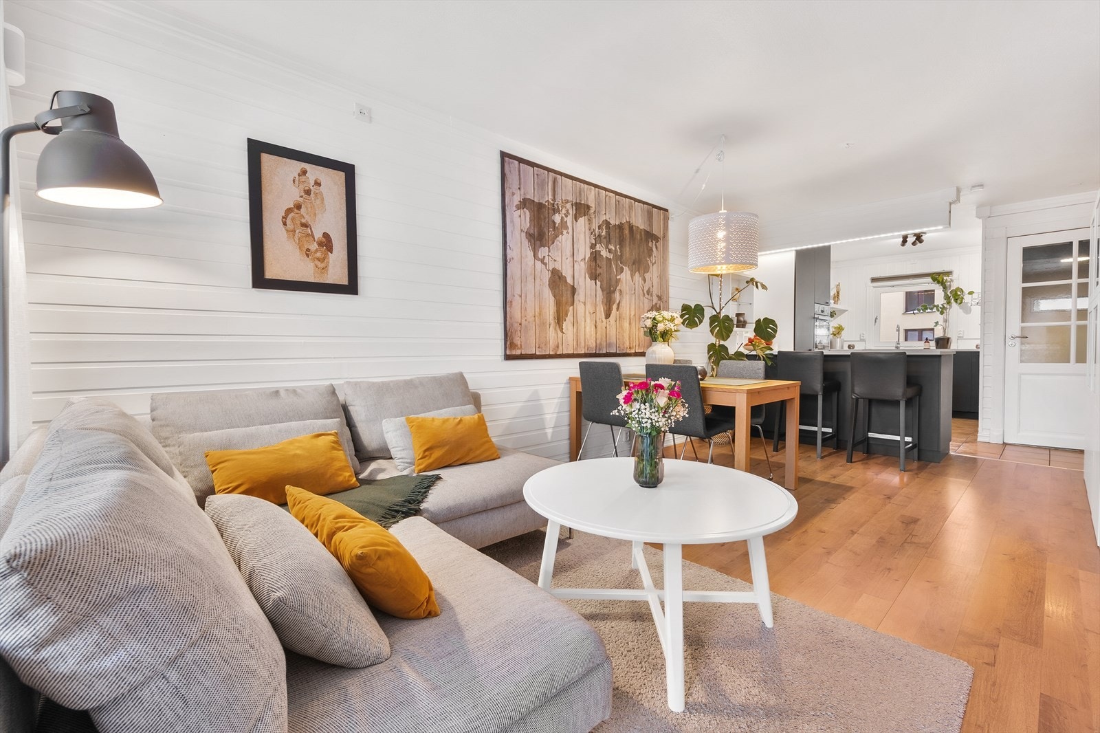 Stue og kjøkken i åpen løsning med lysinnslipp fra to himmelretninger gir et godt oppholdsrom. Galleribilde