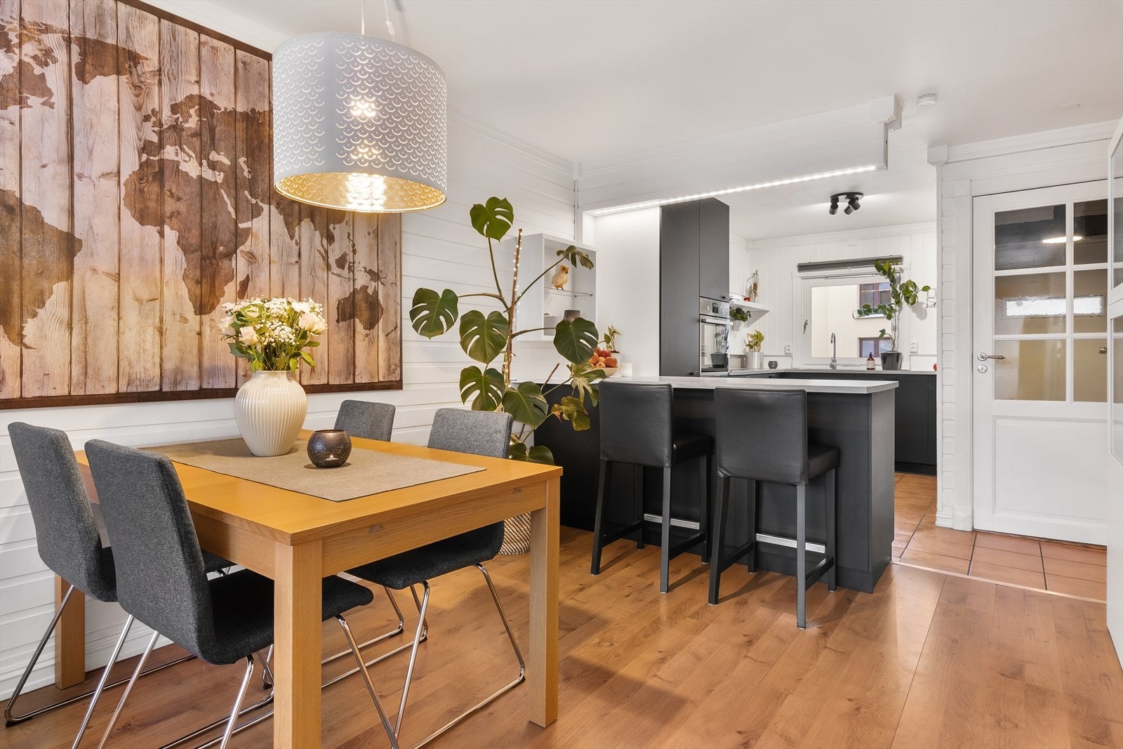 Det er plass til stort spisebord i stuen for hverdag og fest. Galleribilde