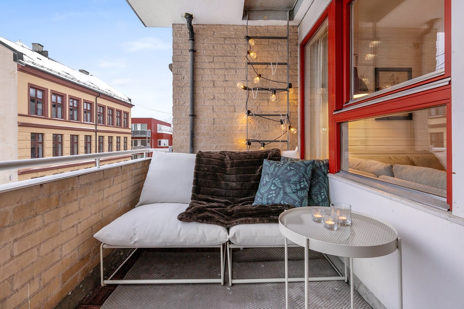 Balkong med god plass til utemøbler og grill. Galleribilde