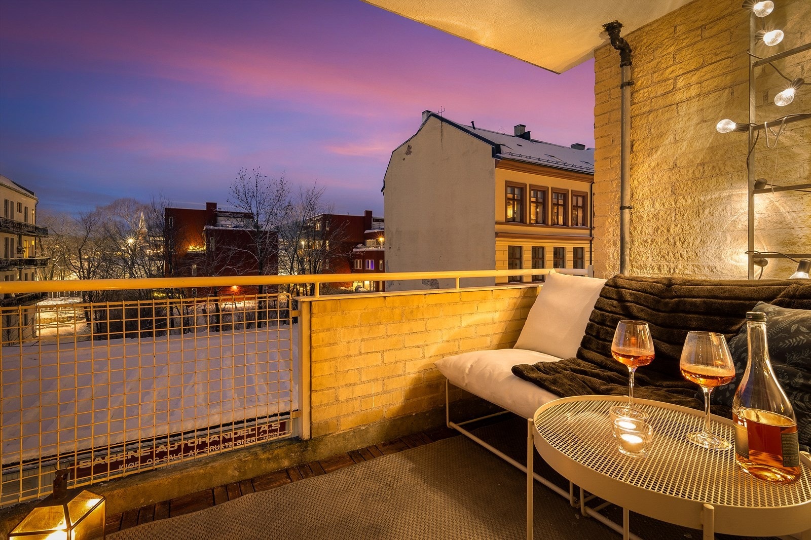 Leiligheten har en trivelig, usjenert balkong på 5 m² som vender mot vest. Galleribilde