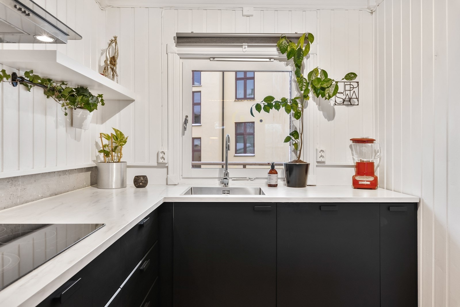 Kjøkkenet ble pusset opp av forrige eier i 2017 og har innredning fra IKEA med slette lakkerte fronter og benkeplate i laminat. Galleribilde