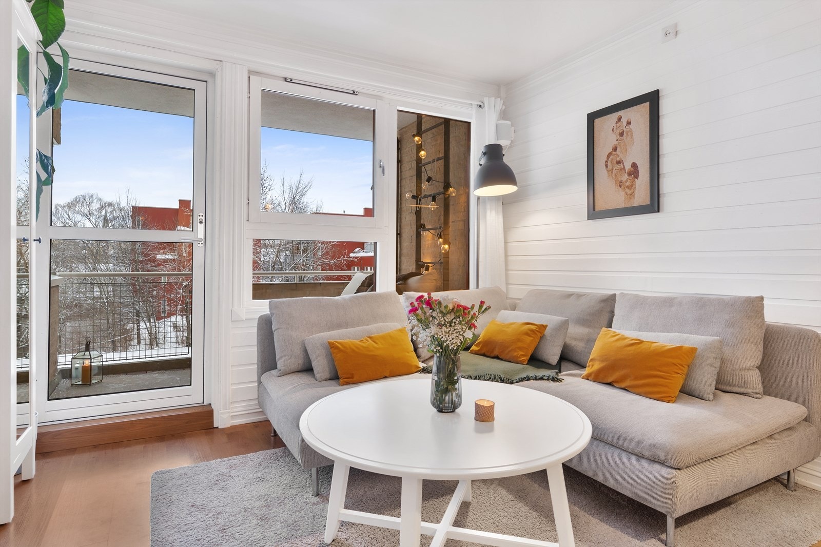 Stuen har store vindusflater og gode møbleringsmuligheter. Galleribilde