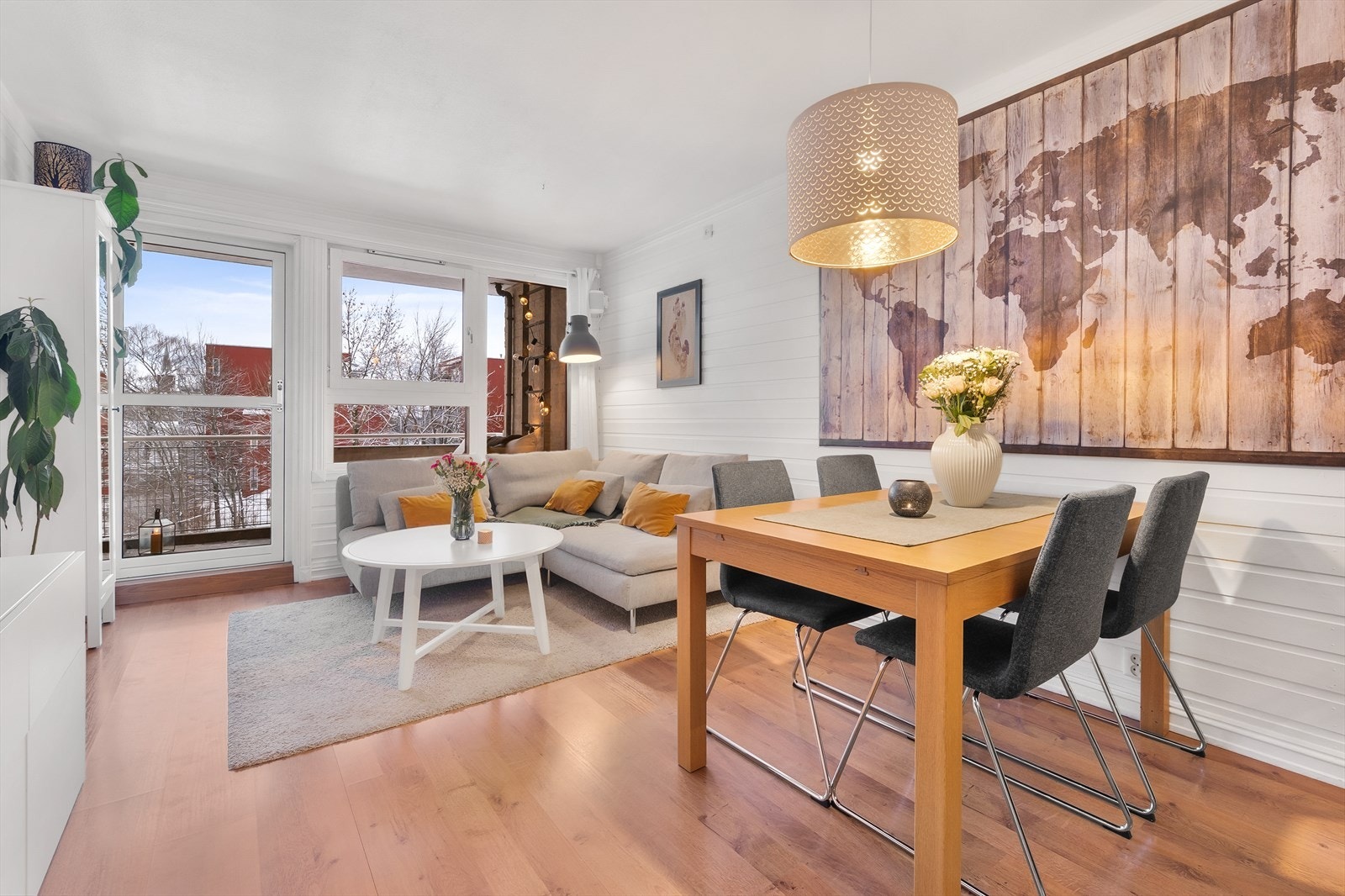 Det er god plass til både sofakrok og spisebord i stuen. Galleribilde