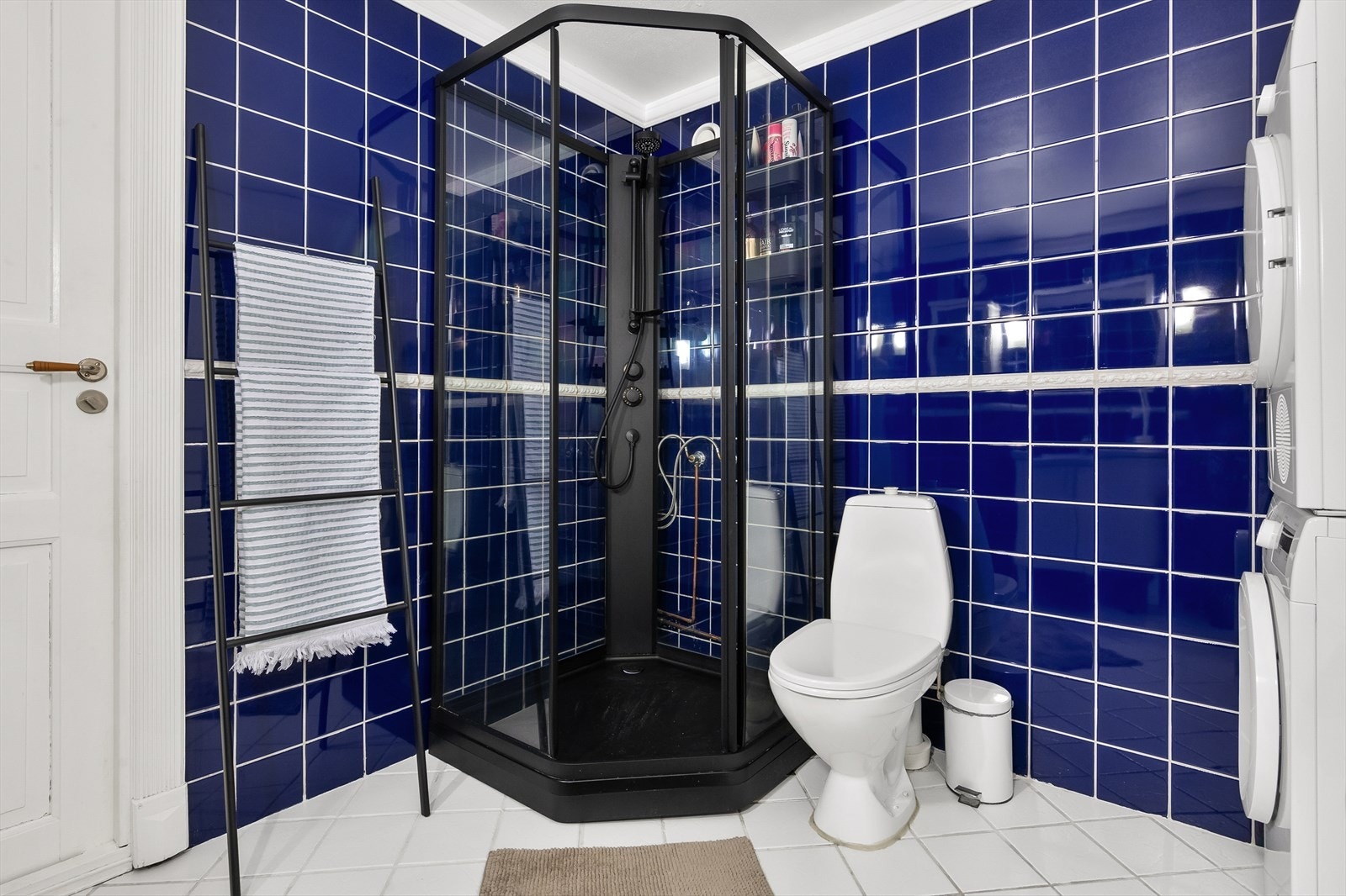 Innredningen består av servant med underskap, overskap med glassdør, frittståendetoalett og dusjkabinett. Dusjkabinettet var nytt i 2024. Galleribilde