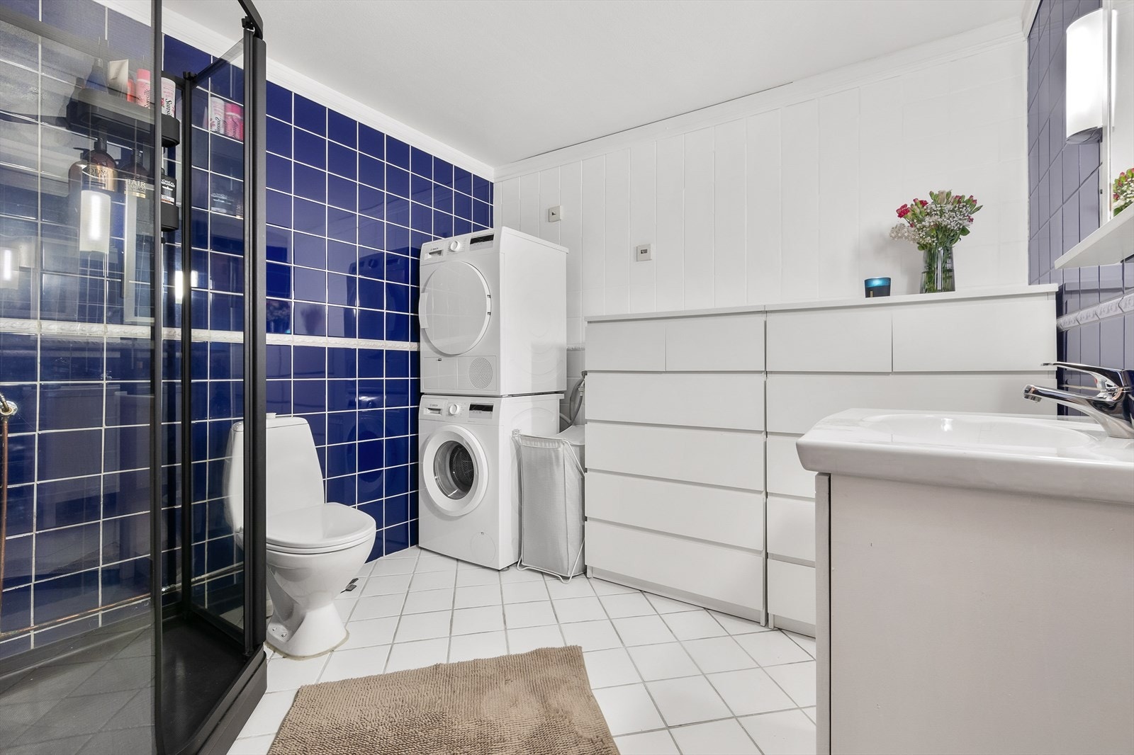 Leiligheten har et stort, flislagt bad med elektriske varmekabler i gulv. Badet er av eldre dato, men den eksakte alderen er ukjent. Galleribilde