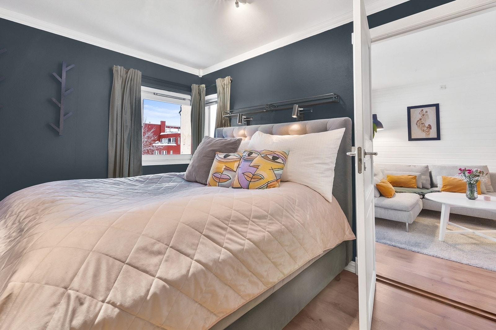 Hovedsoverommet har god plass til dobbeltseng. Galleribilde