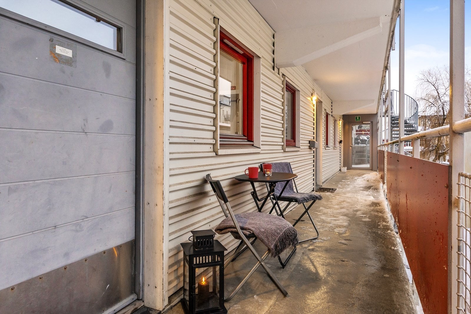 Leiligheten har adkomst fra en felles, sydvendt svalgang. Galleribilde
