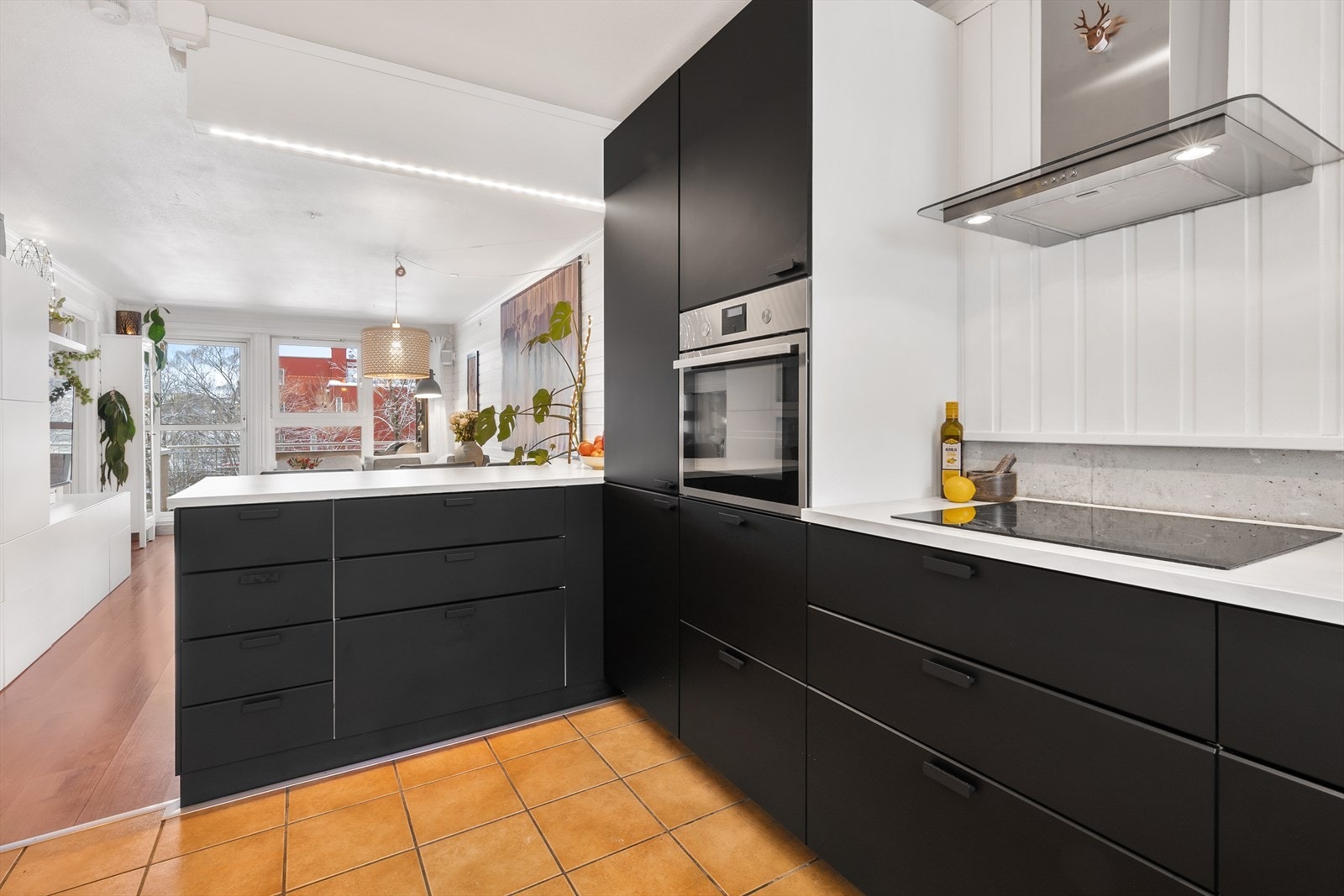 Kjøkkenet er utstyrt med integrerte hvitevarer som platetopp, stekeovn, oppvaskmaskin og kjøle/fryseskap. Over kokesone er det kjøkkenventilator med kullfilter. Galleribilde