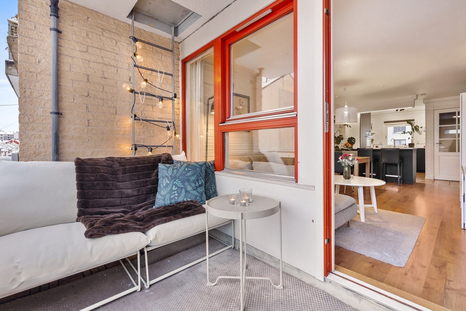 Balkongen blir en naturlig forlengelse av stuen i sommerhalvåret. Galleribilde