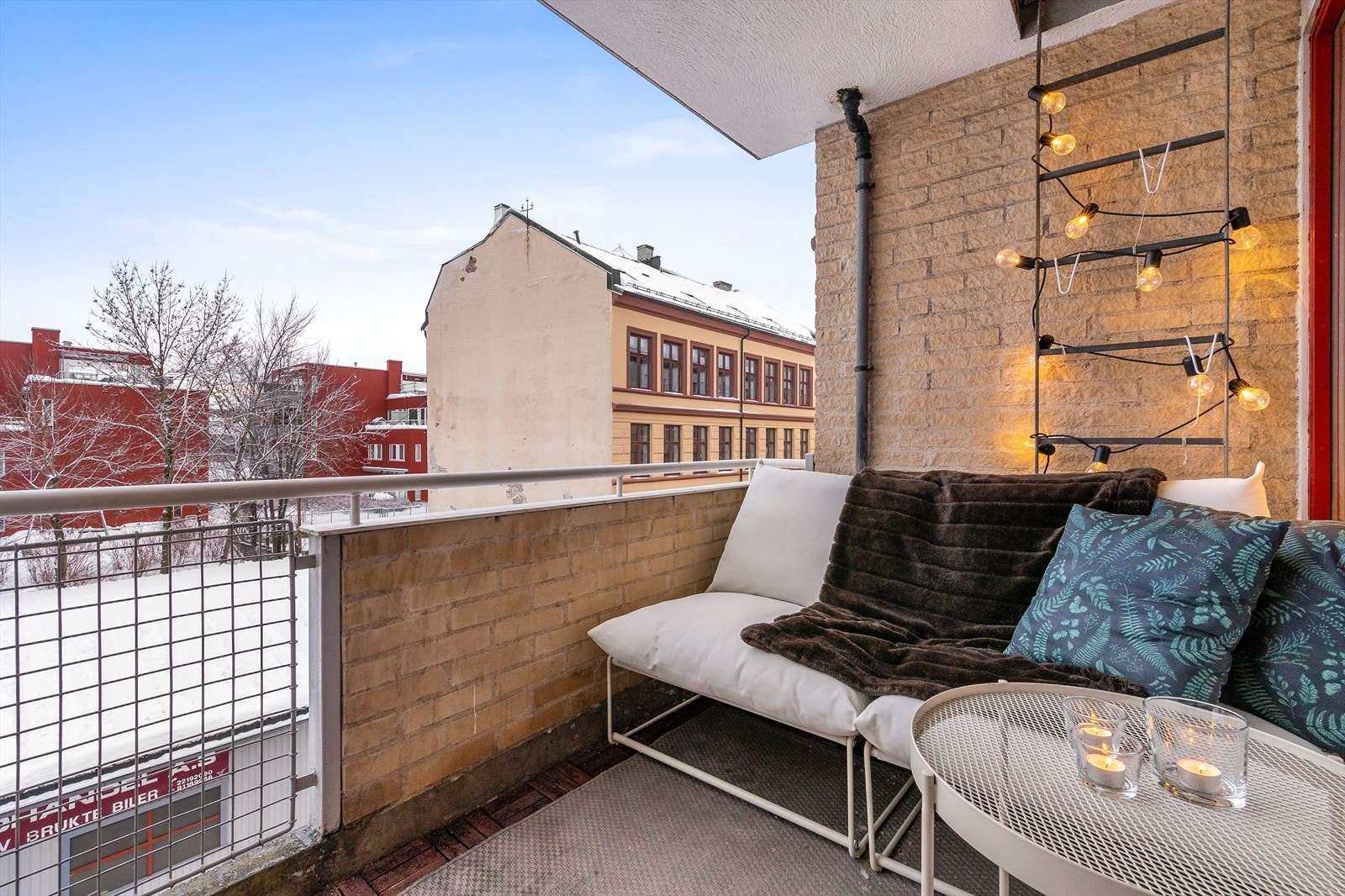 Balkongen er inntrukket fra fasaden og er dermed godt skjermet for vær og vind. Galleribilde