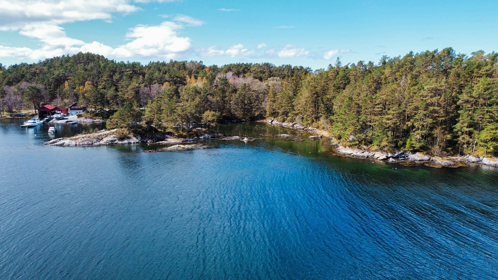 Mange flotte gåturer i nærheten som Trollavassnipen, Sveio sin høyeste topp, Siggjo på Bømlo, Stovegulvet på Stord osv. Galleribilde