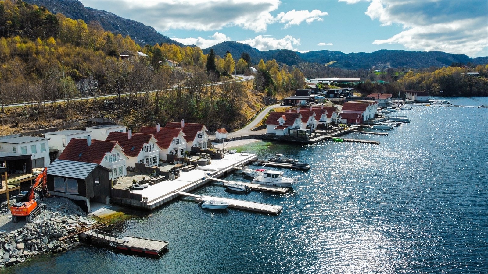 Kort avstand til butikken, Valevåg ferjekai, barneskole, barnehage og turområder. Galleribilde