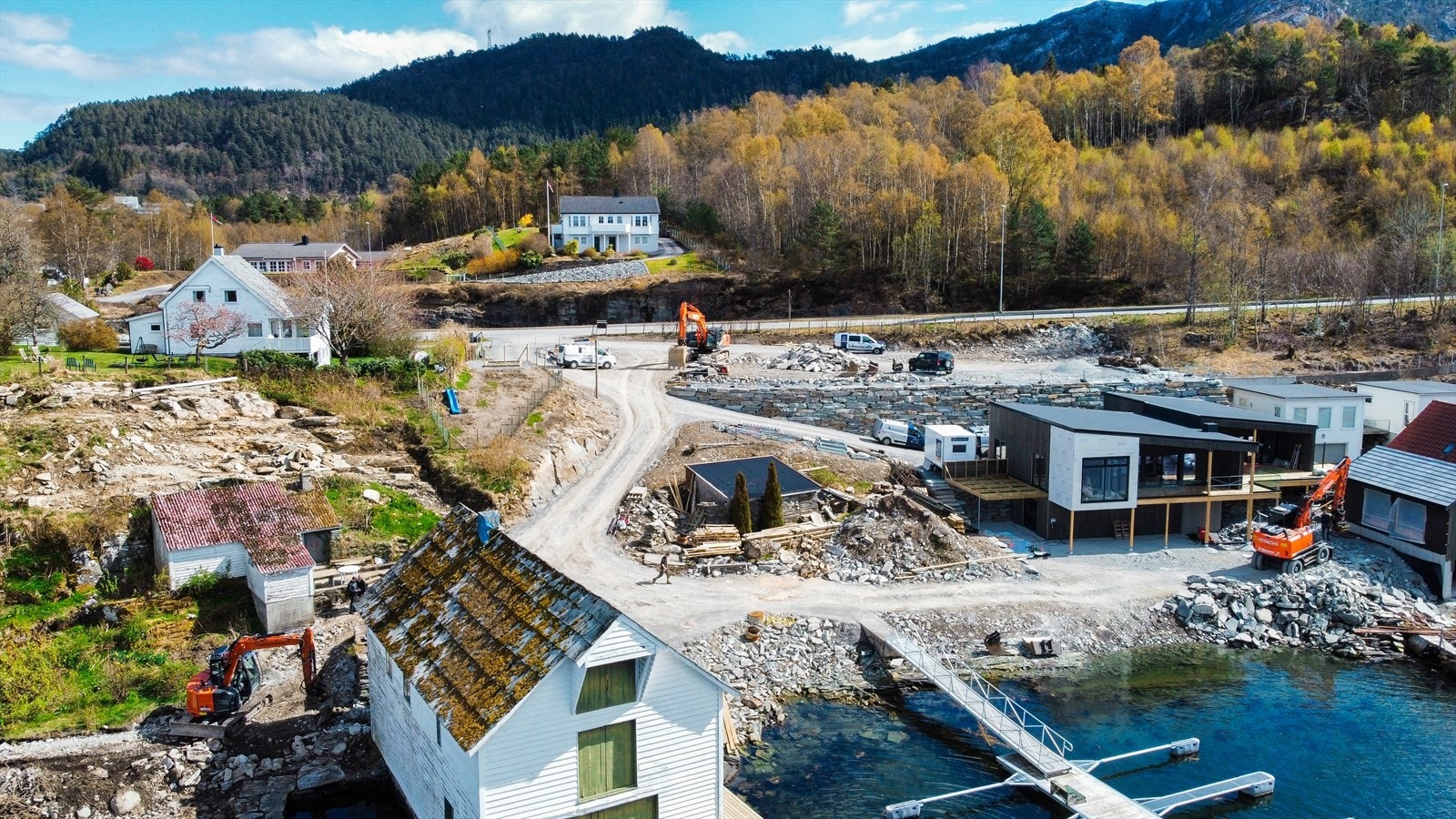 Tomtene ligger med nydelig sjøutsikt i Valevegen i Valevåg. Galleribilde