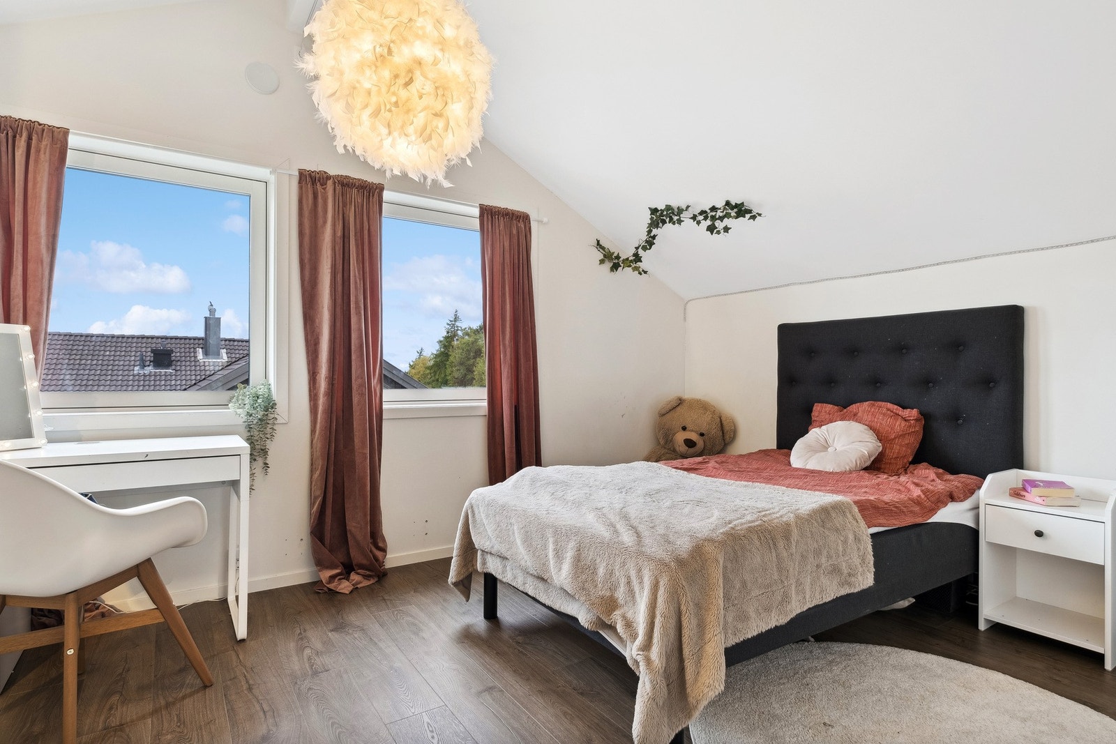 Soverommet i loftsetasjen rommer 14,6 kvm. Her har du godt med plass til dobbeltseng av godt størrelse og annet etter ønske. Galleribilde