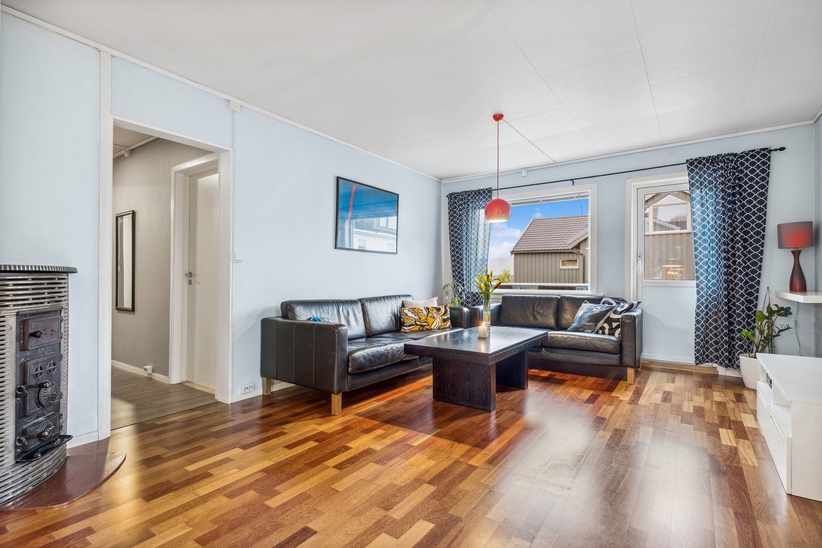 Boligens 2. etasje består av entré, gang, bad, stue, kjøkken og to soverom. Galleribilde