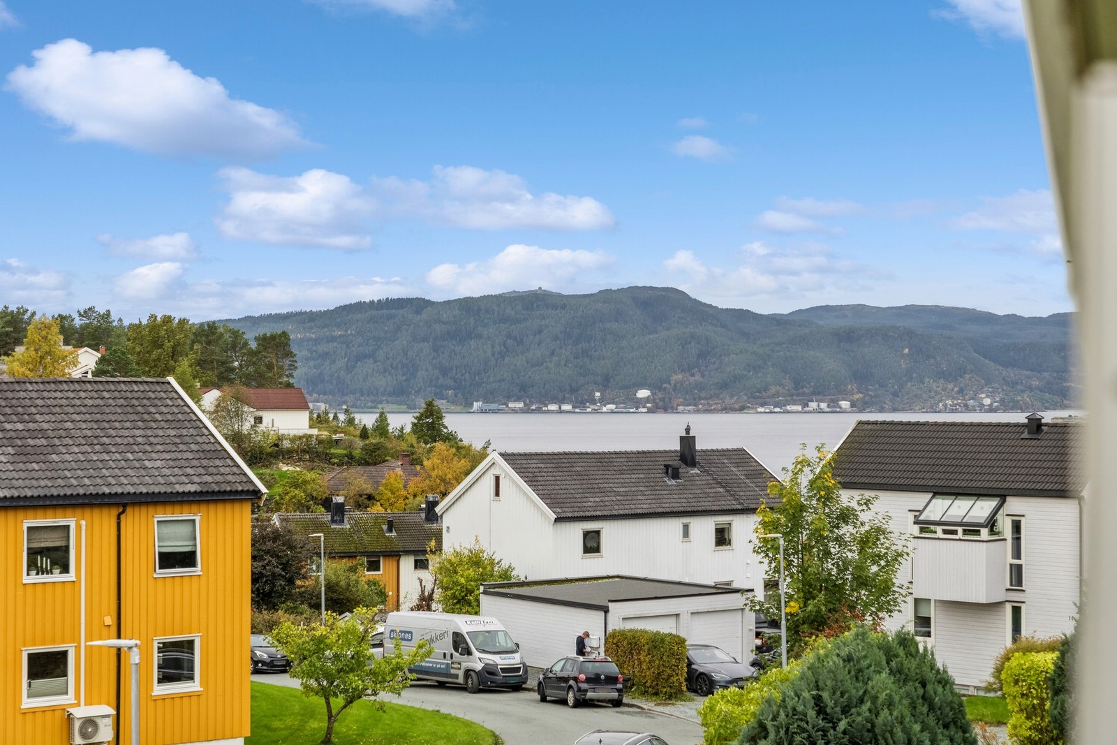 Boligen har en en sjønær beliggenhet og gode solforhold. Galleribilde