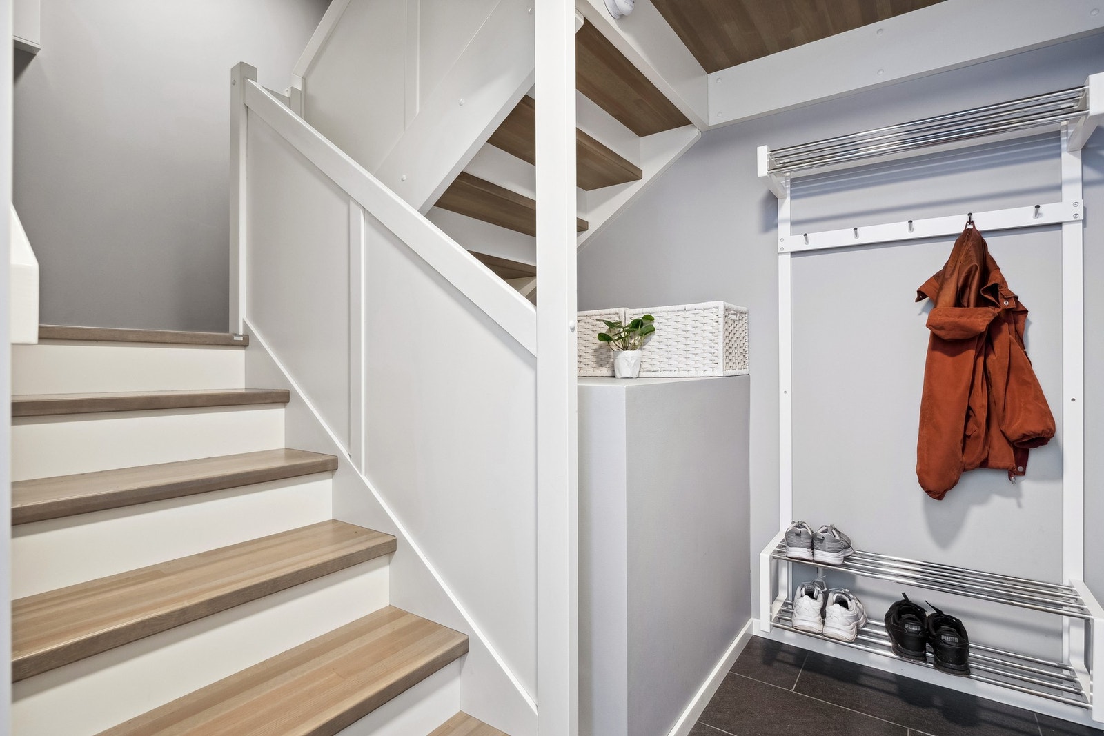 Entreen rommer 2,3 kvm og har flislagt gulv med varmekabler. Her har du plass til oppheng av yttertøy og oppbevaring av sko. Galleribilde