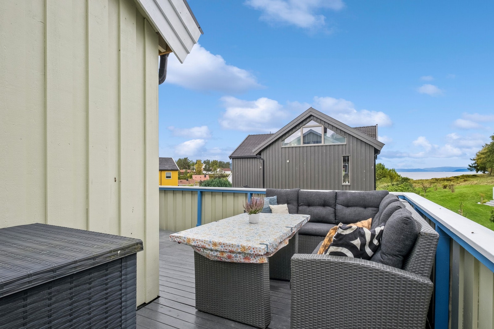 Her bor man i stille og fredfulle omgivelser nært havet og Ladestien. Galleribilde