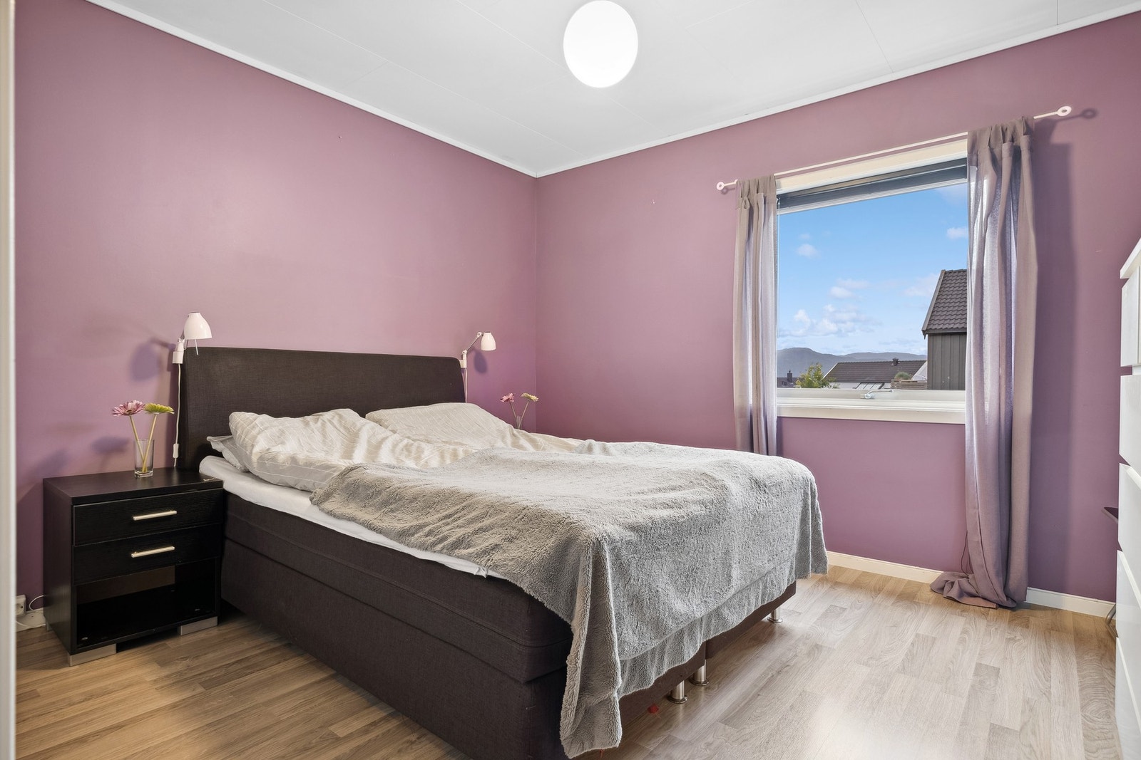 Soverom 1 rommer 12,1 kvm og er i dag innredet med et praktisk skyvedørsgarderobe som medfølger i handelen. Galleribilde