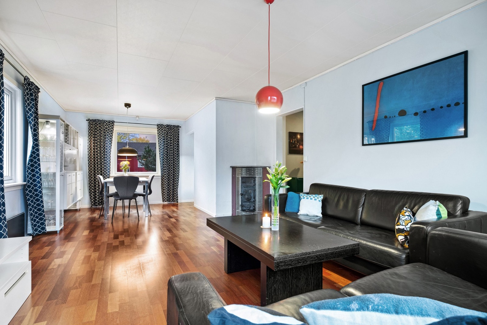 Men store vindusposter fordelt på flere vegger, sikrer man naturlig lysinnslipp fra flere himmelretninger. Galleribilde