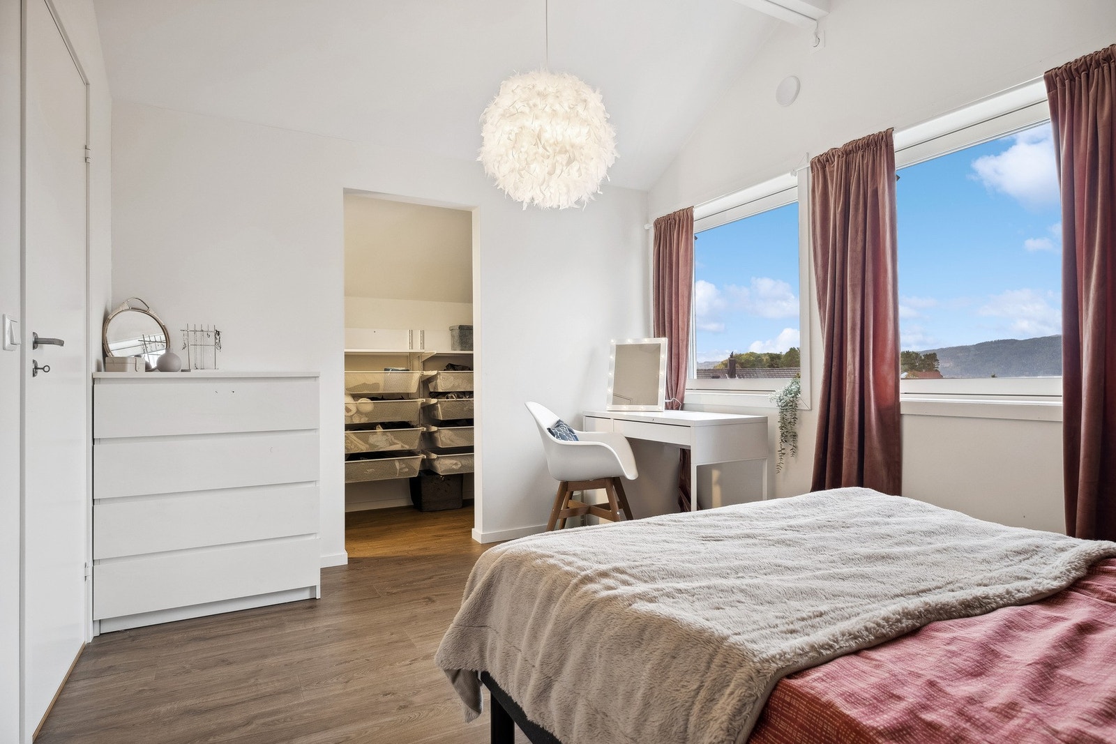 I dag er soverommet utstyrt med et praktisk omkledningsrom. Galleribilde