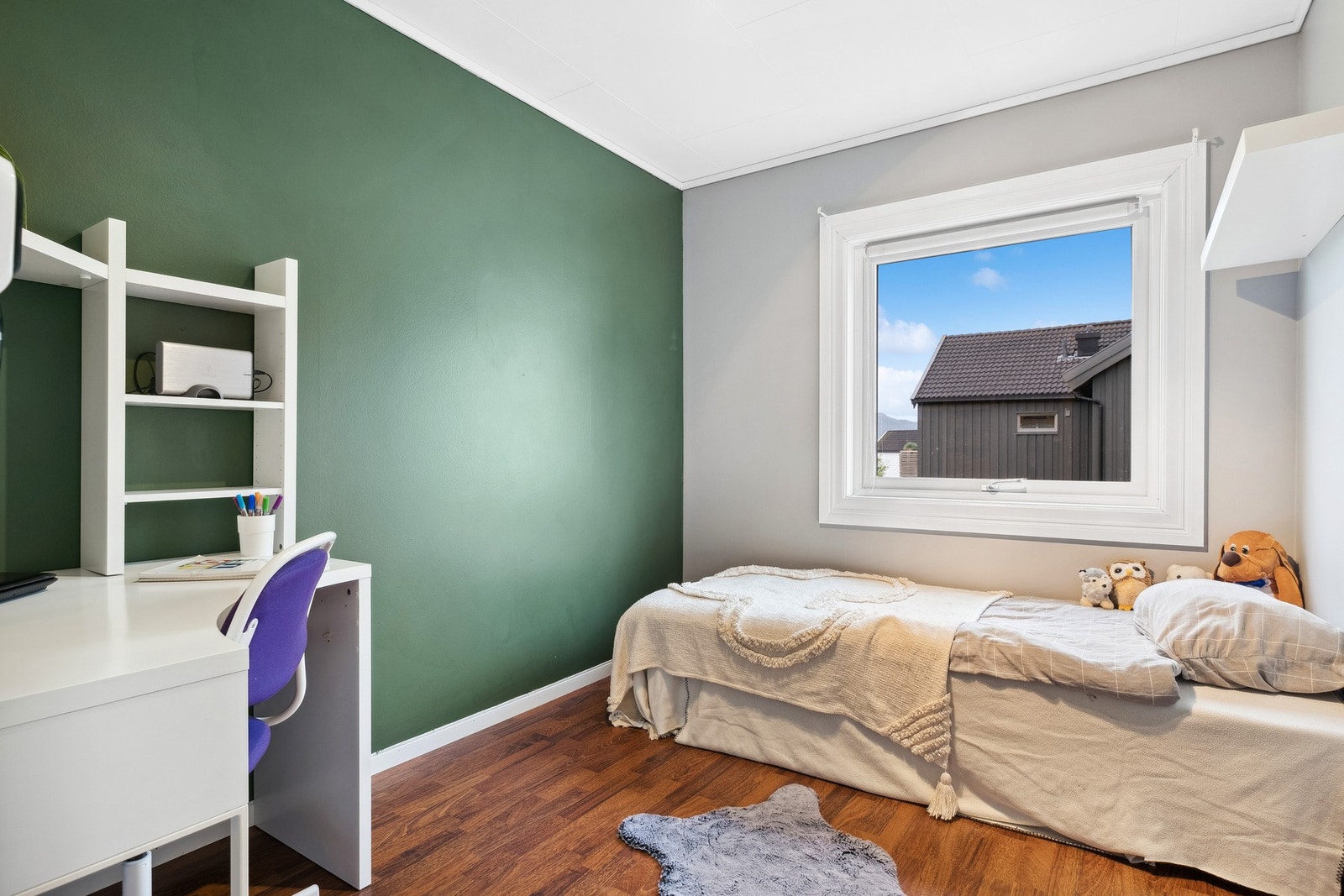 Soverom 2 rommer 7,5 kvm og har godt med plass til seng av god størrelse og annet ønskelig møblement. Galleribilde