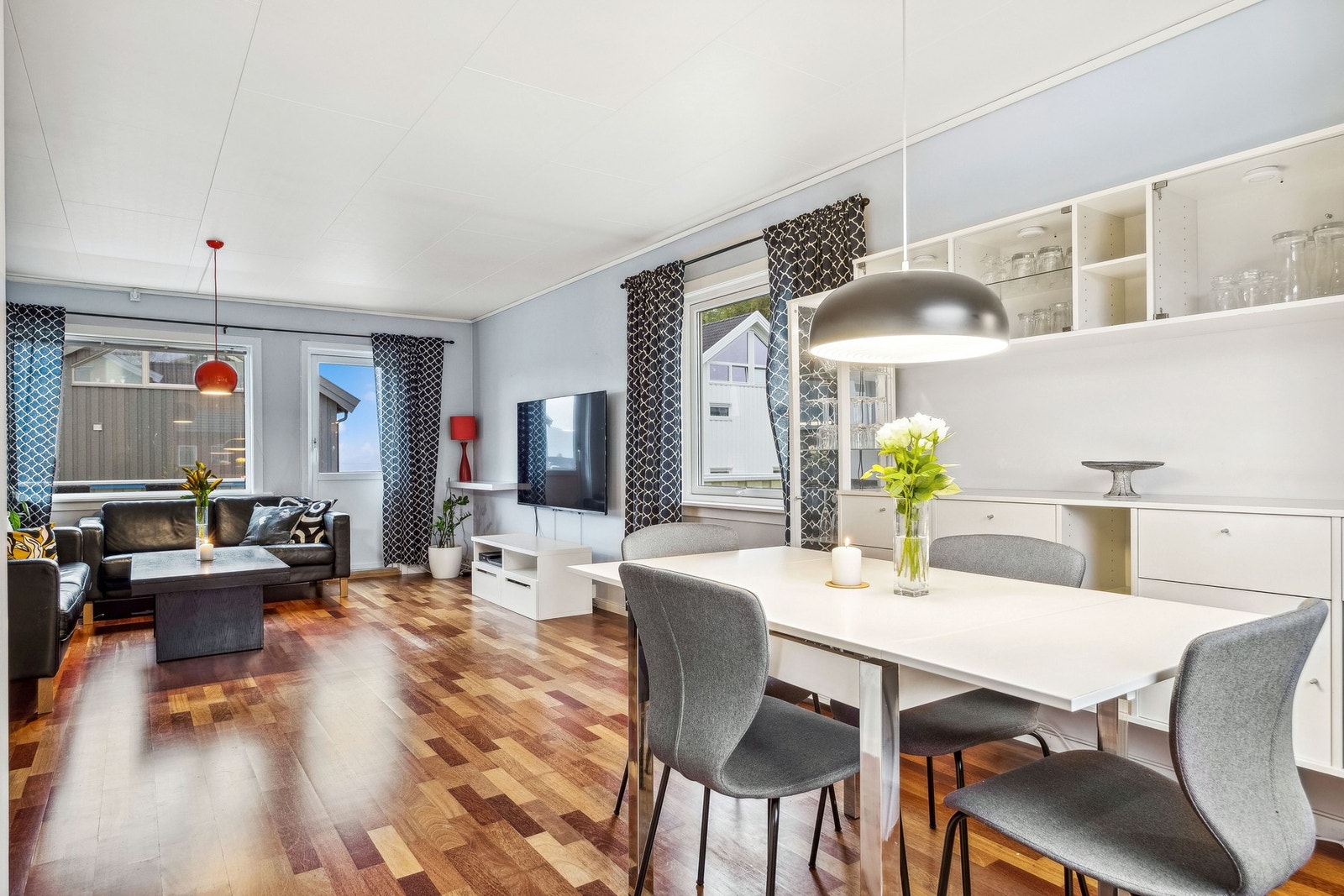 Felles for stue og kjøkken er parkett på gulv kombinert med store vindusflater på vegg. Galleribilde