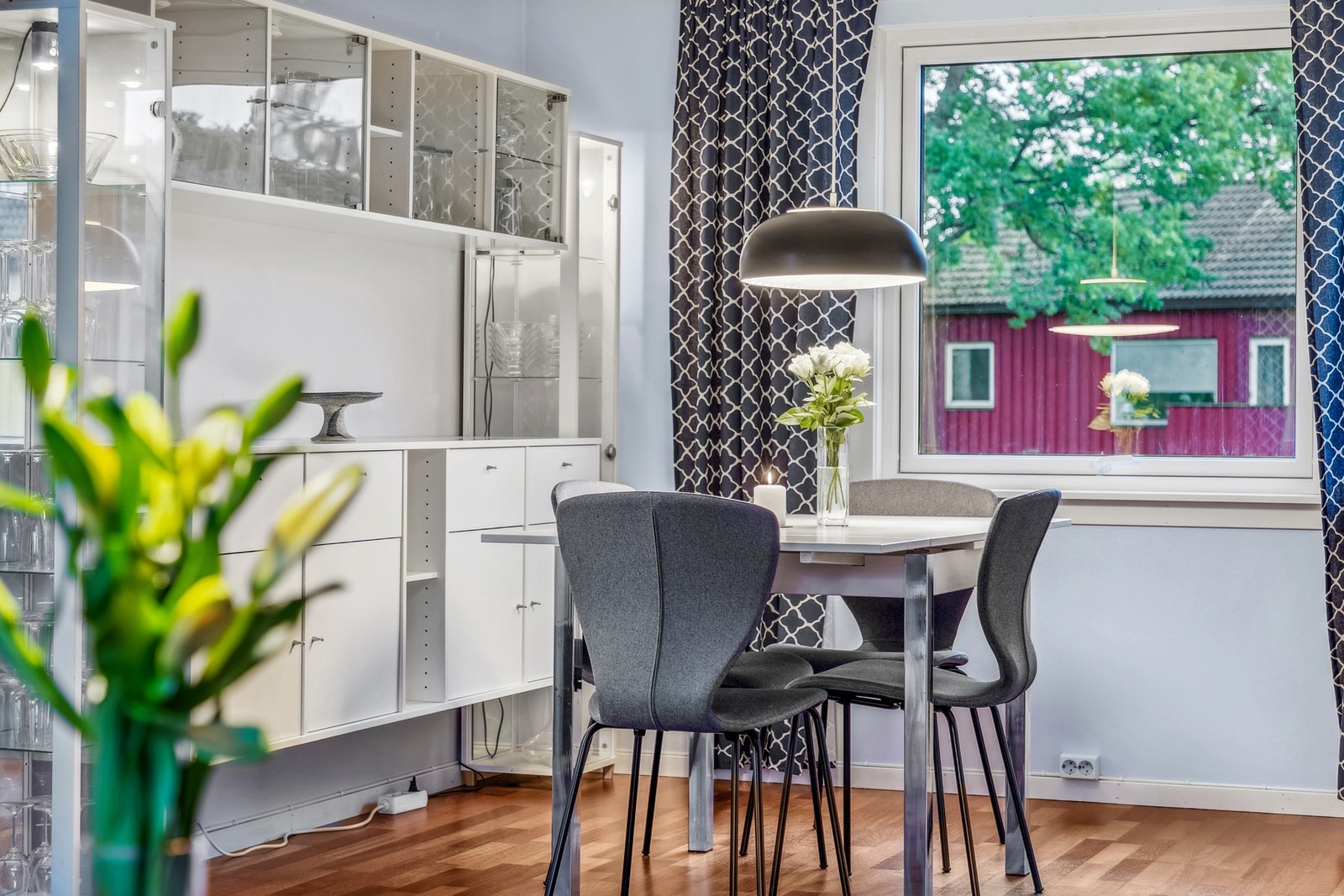 Spisebordet finner sin naturlige plassering mellom stue og kjøkken. Galleribilde